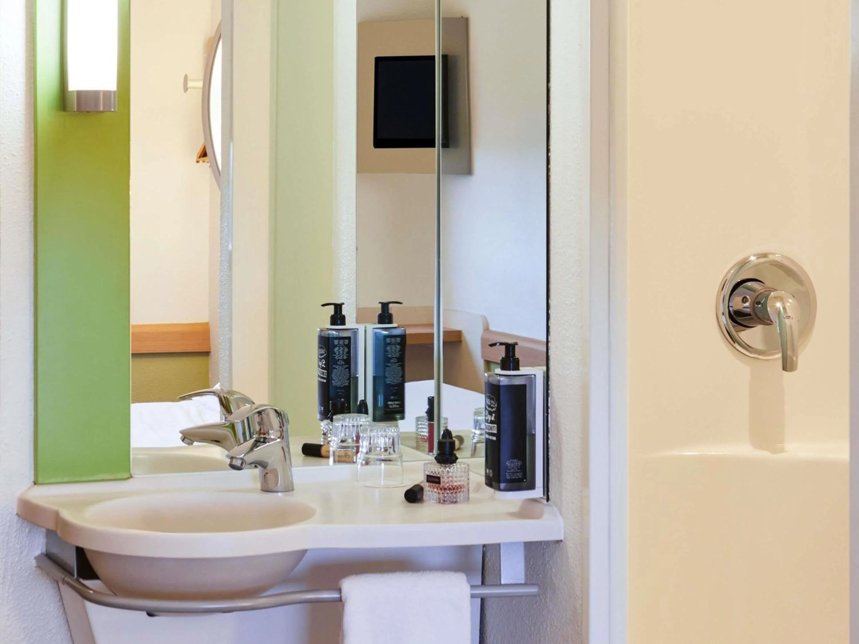 Bedroom in ibis budget Bordeaux Sud