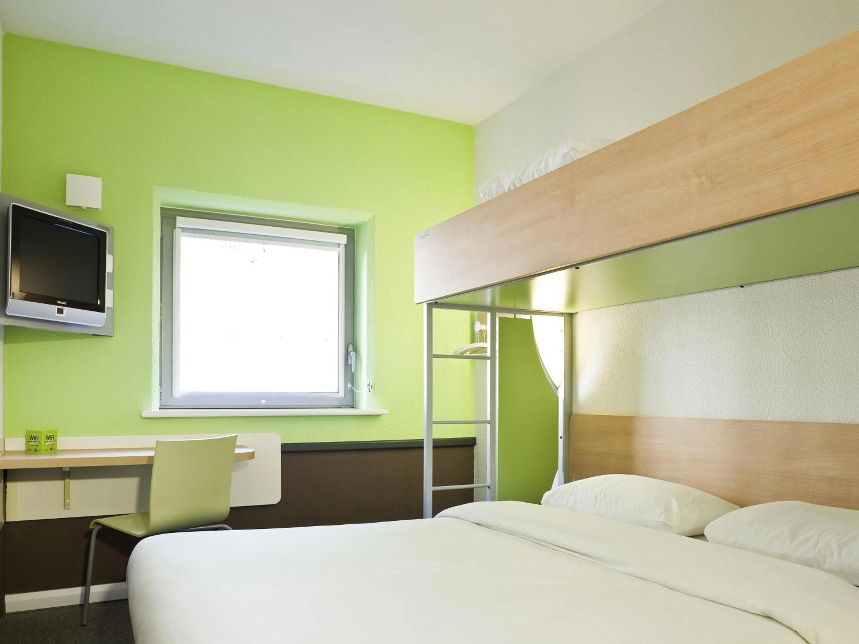 Bedroom, Bed in ibis budget Bordeaux Sud