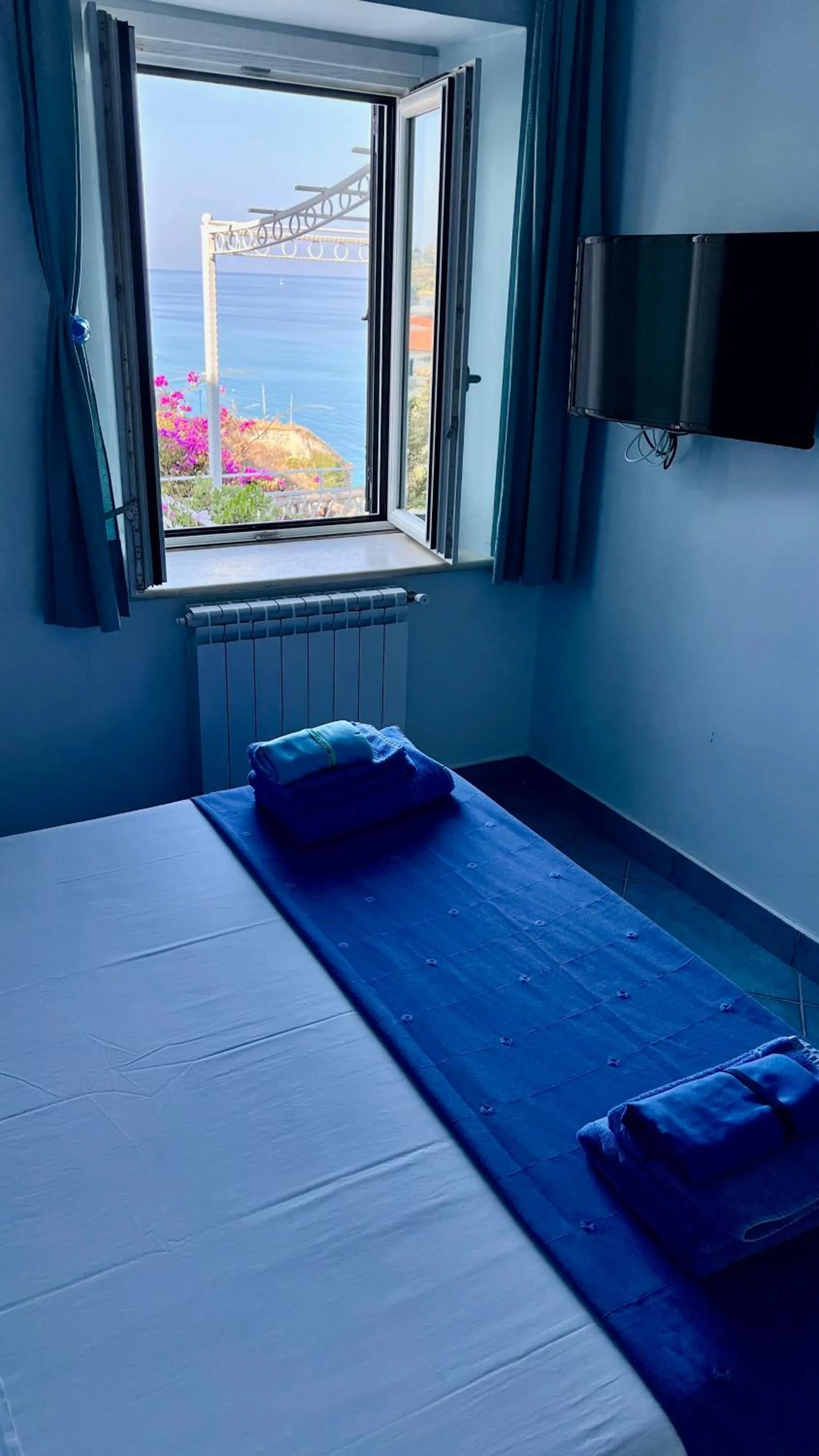 TV and multimedia, Bed in Bella Tropea Suite