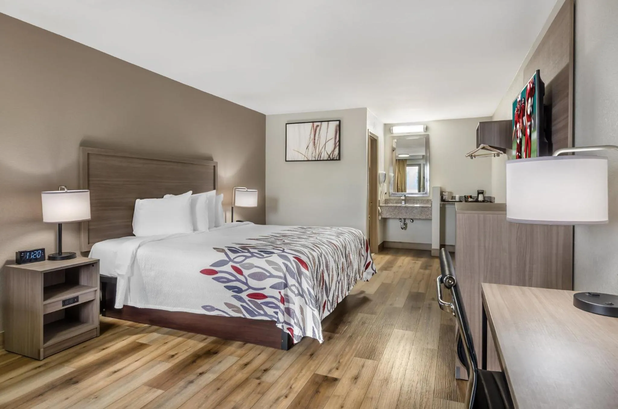 Bedroom, Bed in Red Roof Inn Staunton