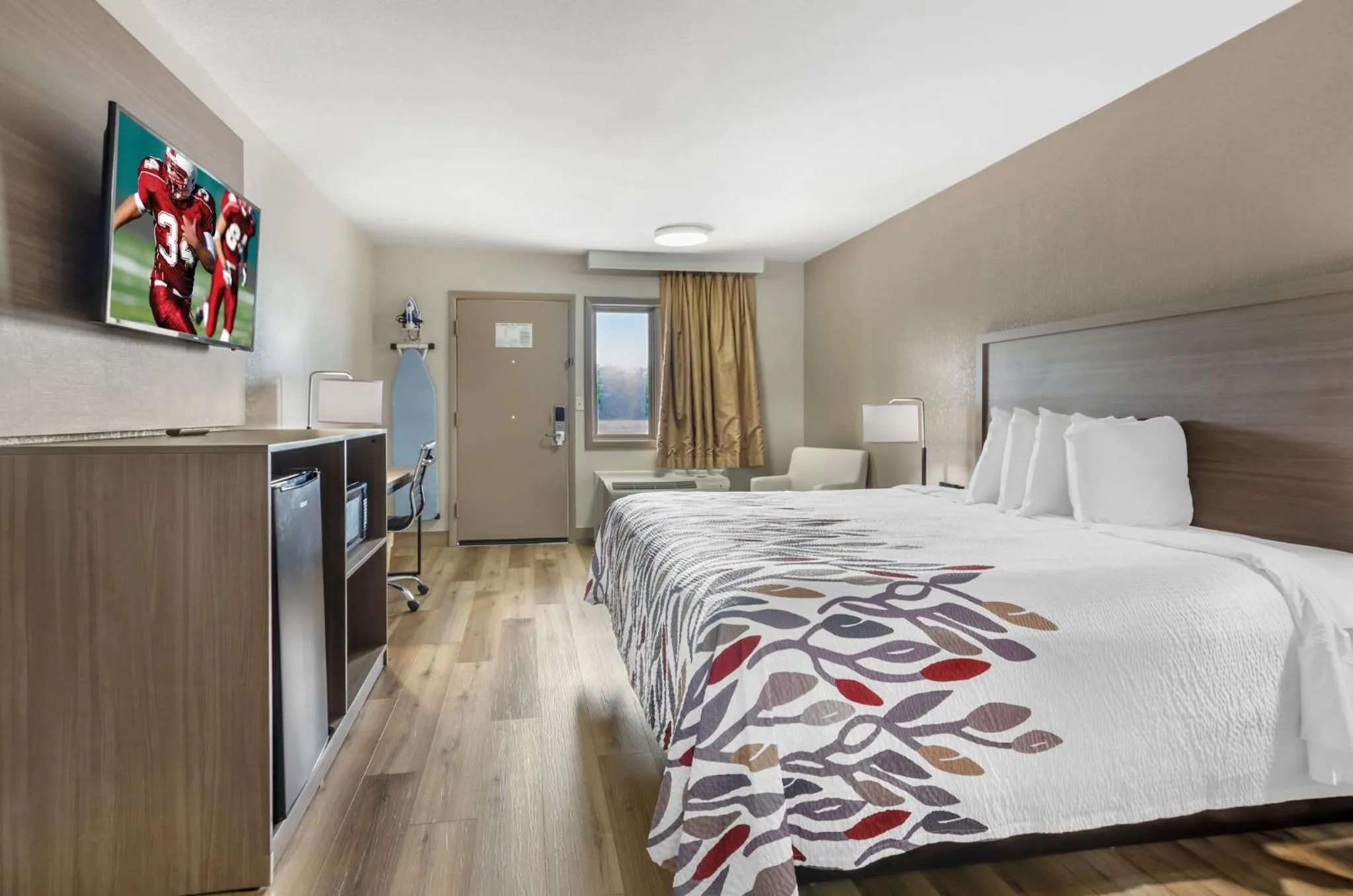 Bedroom, Bed in Red Roof Inn Staunton