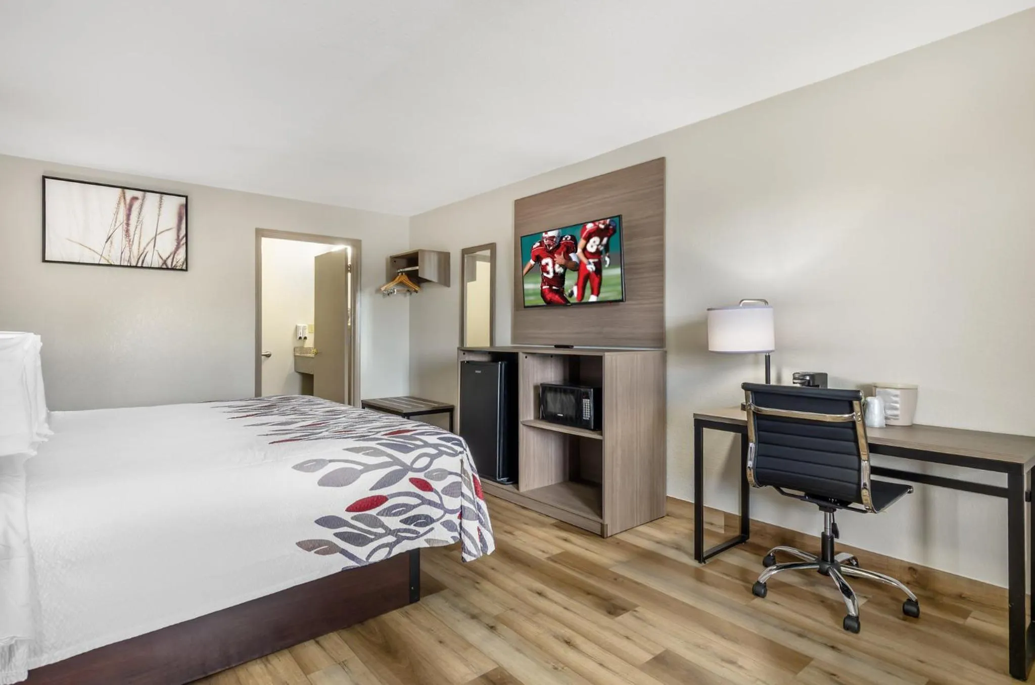 Bedroom, Bed in Red Roof Inn Staunton