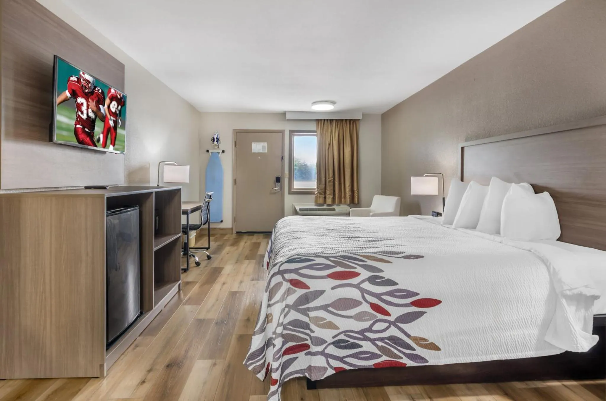 Bedroom, Bed in Red Roof Inn Staunton