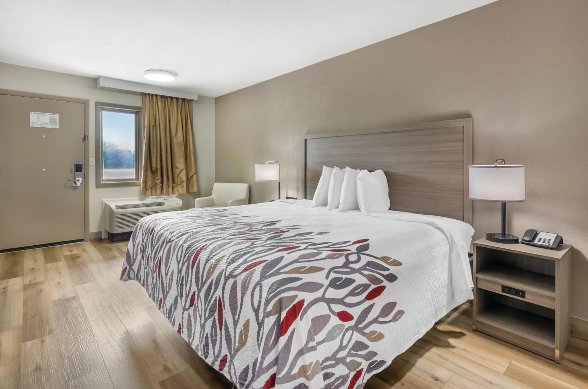 Bedroom, Bed in Red Roof Inn Staunton