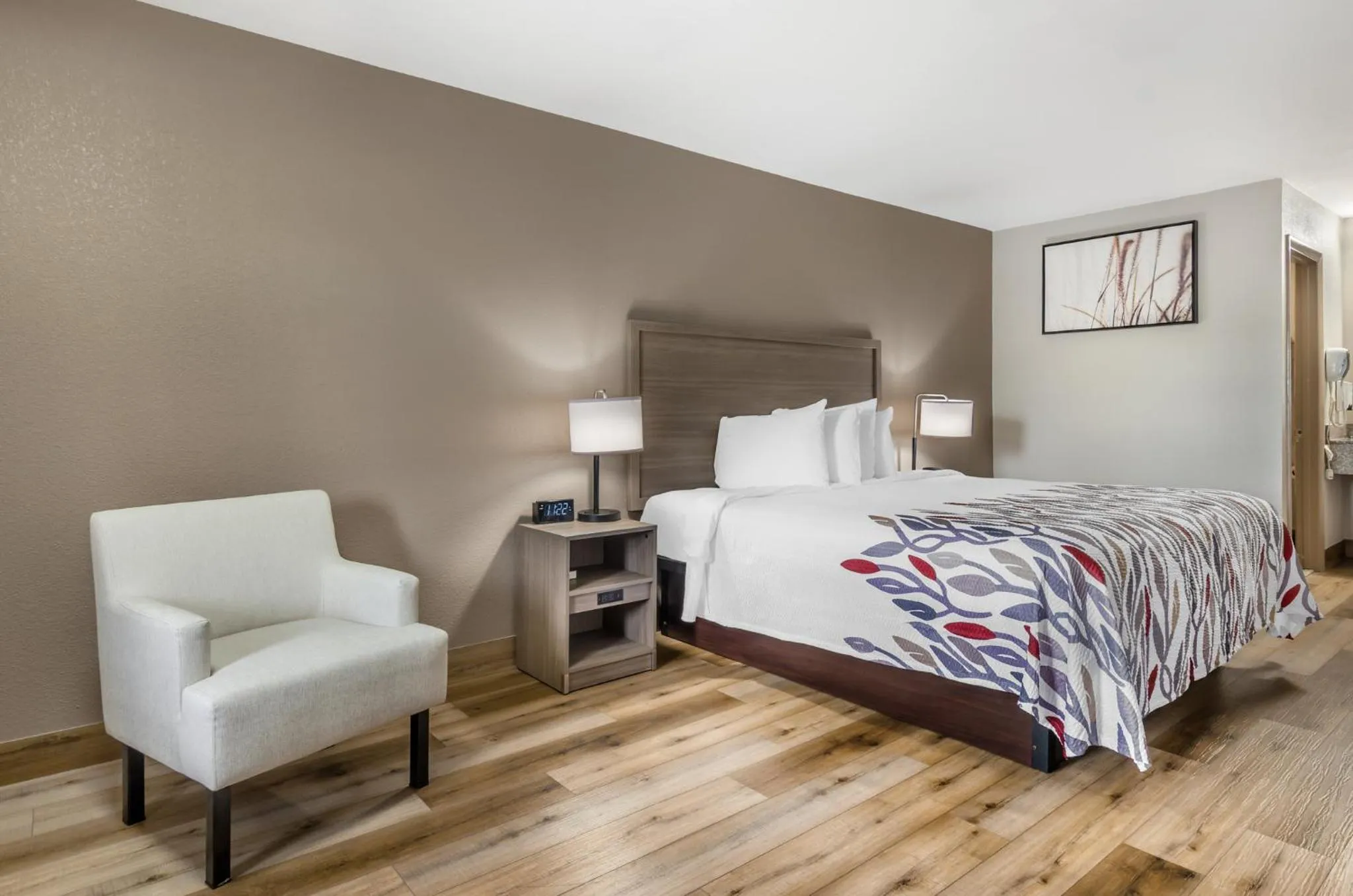 Bedroom, Bed in Red Roof Inn Staunton