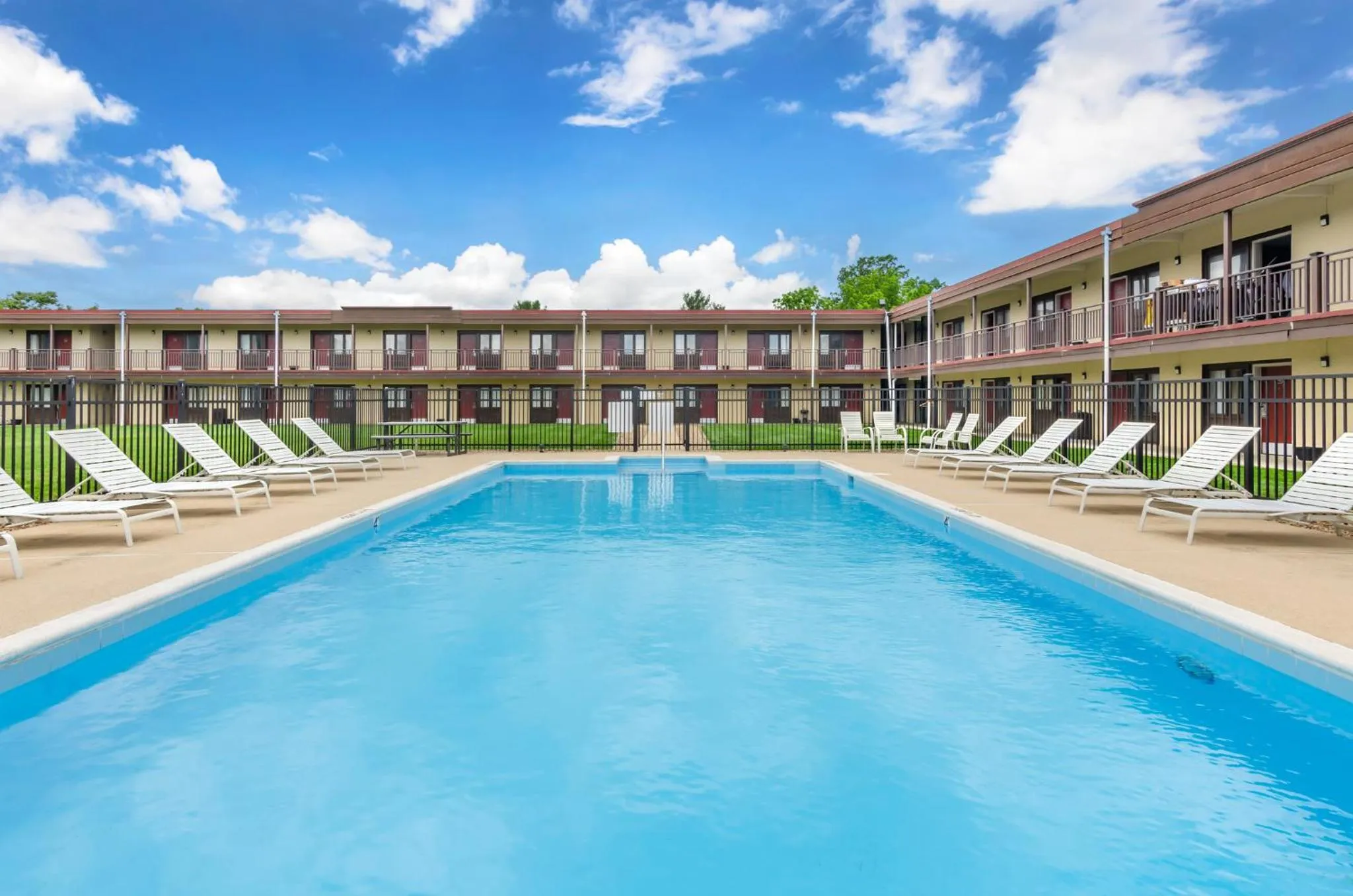 Swimming pool in Red Roof Inn Staunton