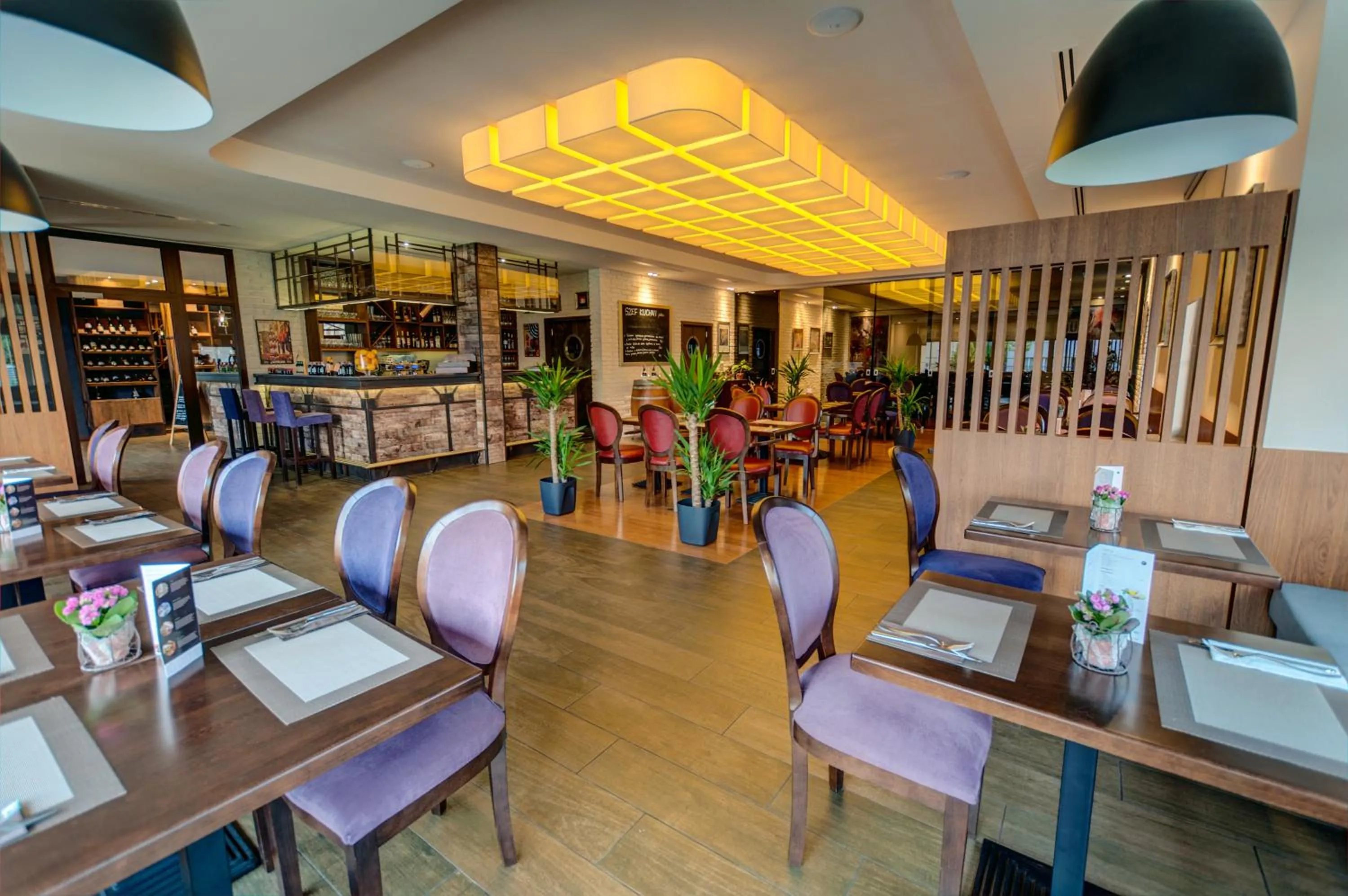 Restaurant/places to eat in Hotel Figa