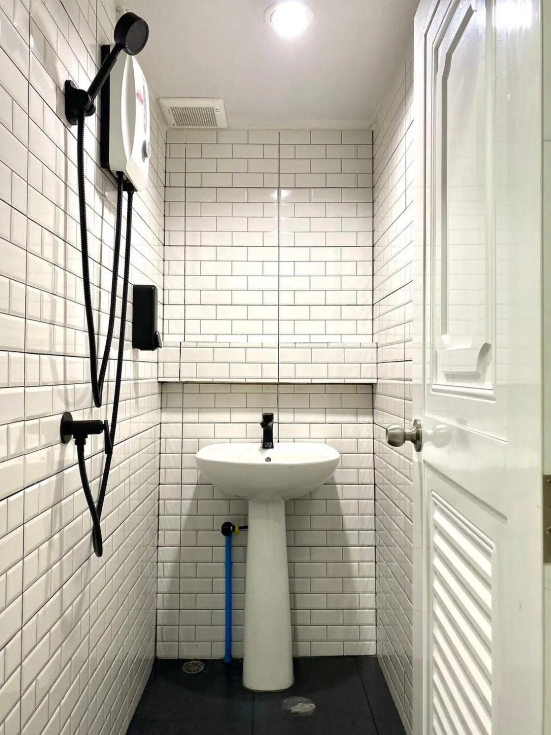 Shower in LONGDOO Hostel