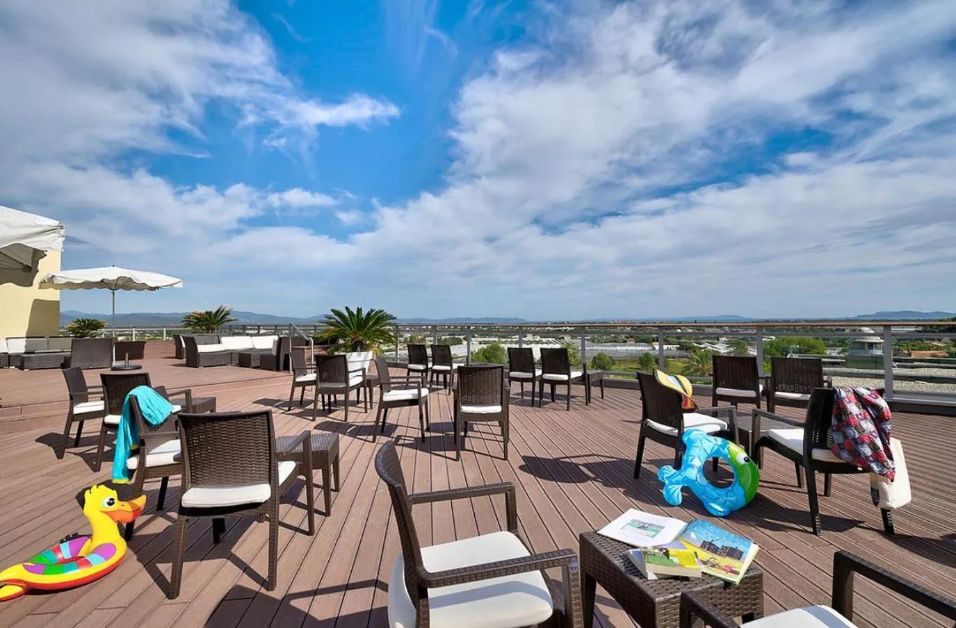 Patio in Hôtel Club la Font des Horts