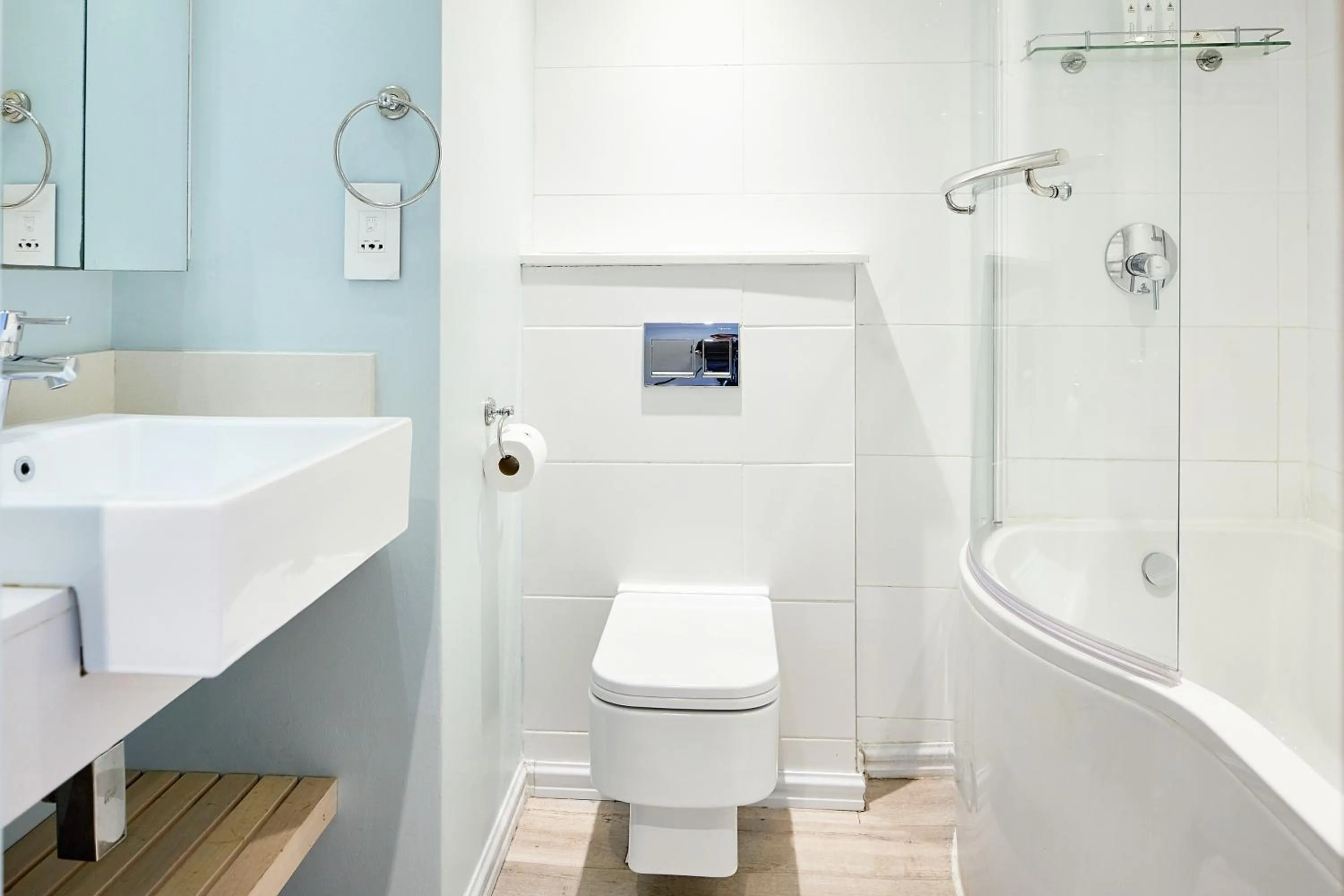 Shower in First Group La Montagne