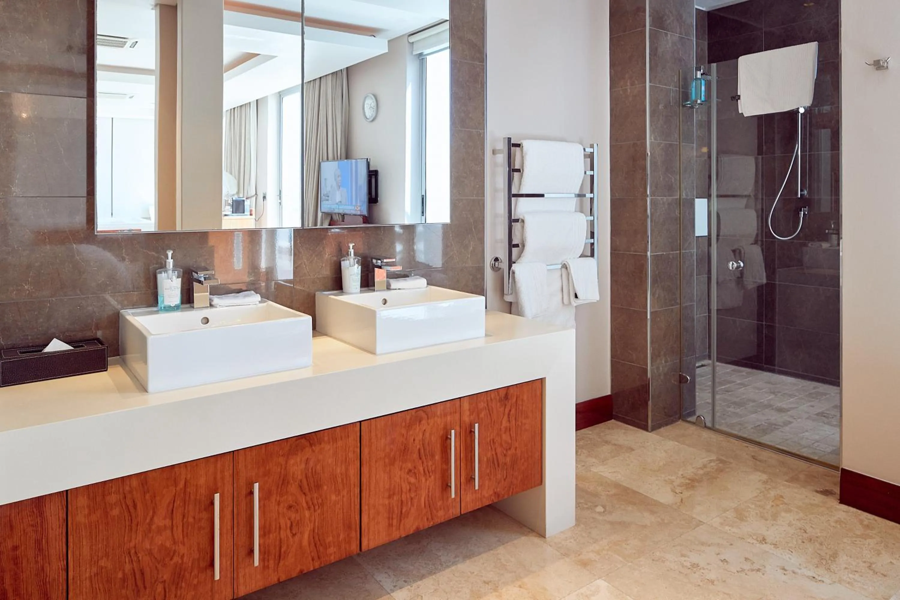 Shower in First Group La Montagne