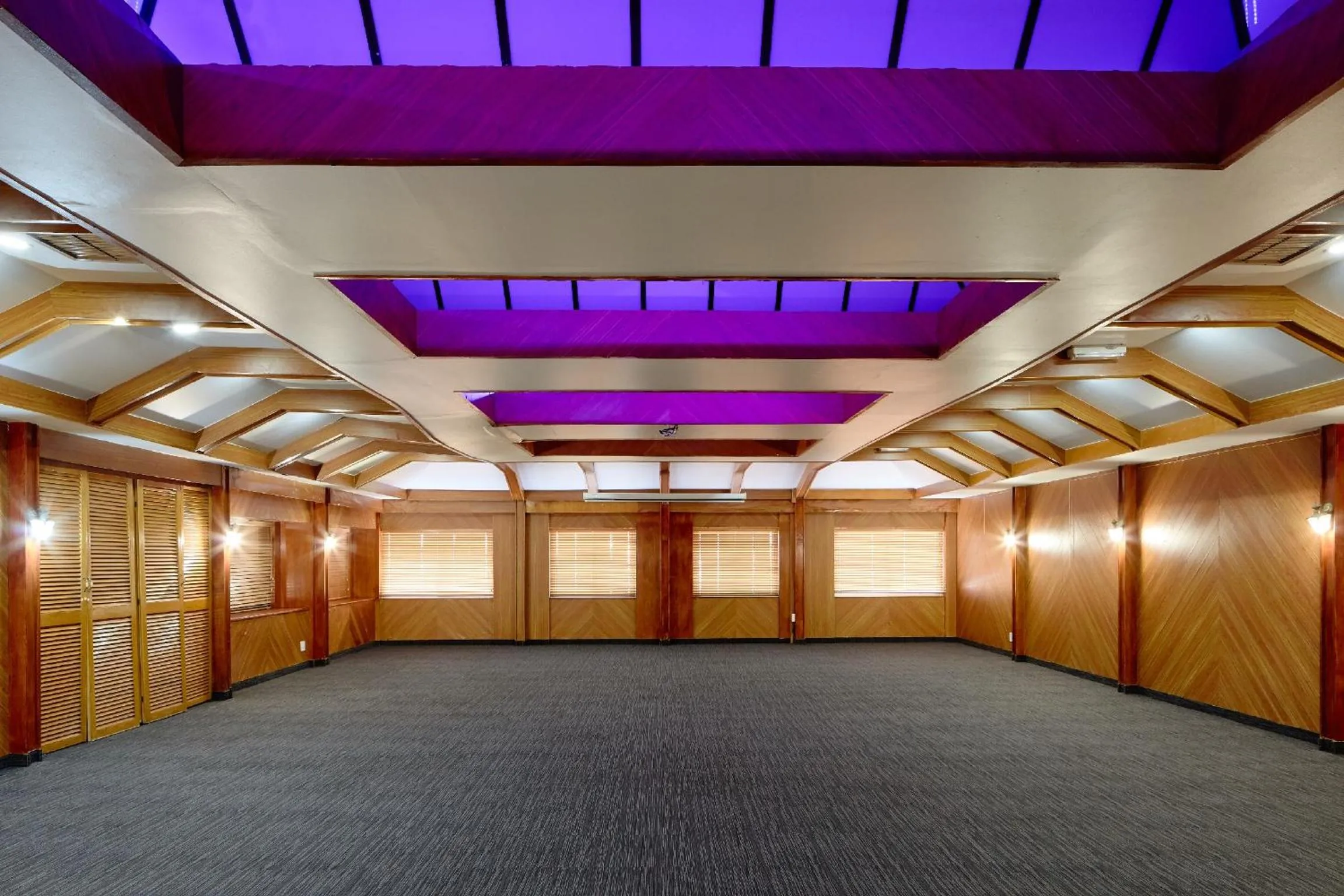 Business facilities in First Group La Montagne