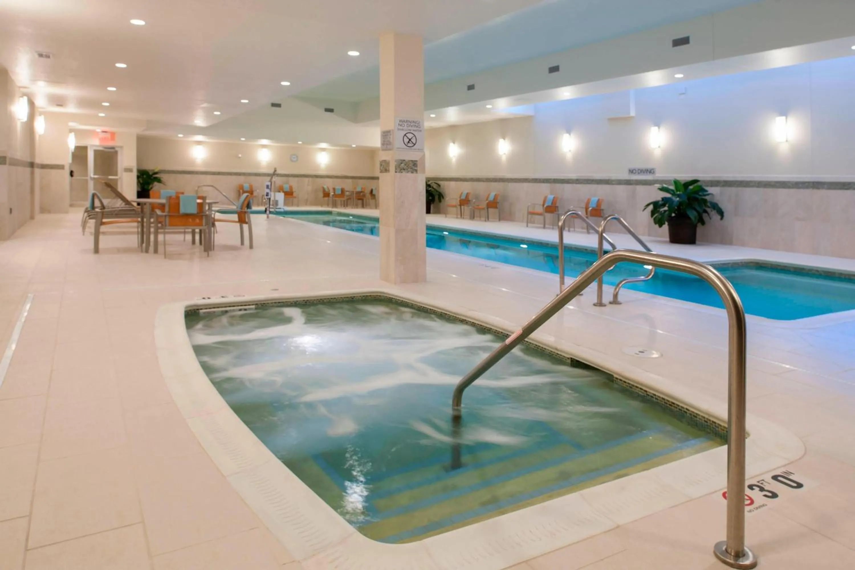 Swimming pool in Courtyard Peoria Downtown