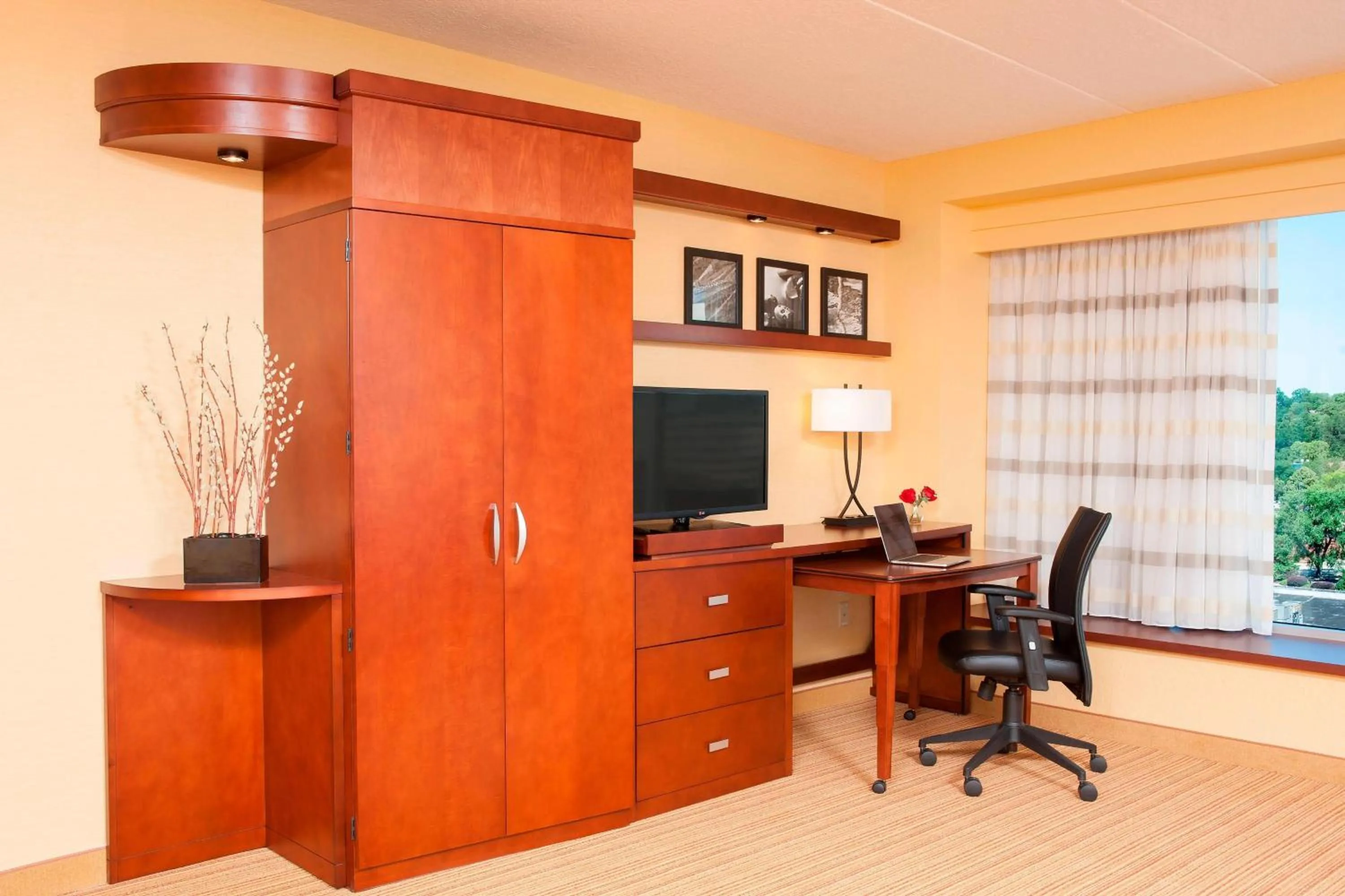 Photo of the whole room in Courtyard Peoria Downtown