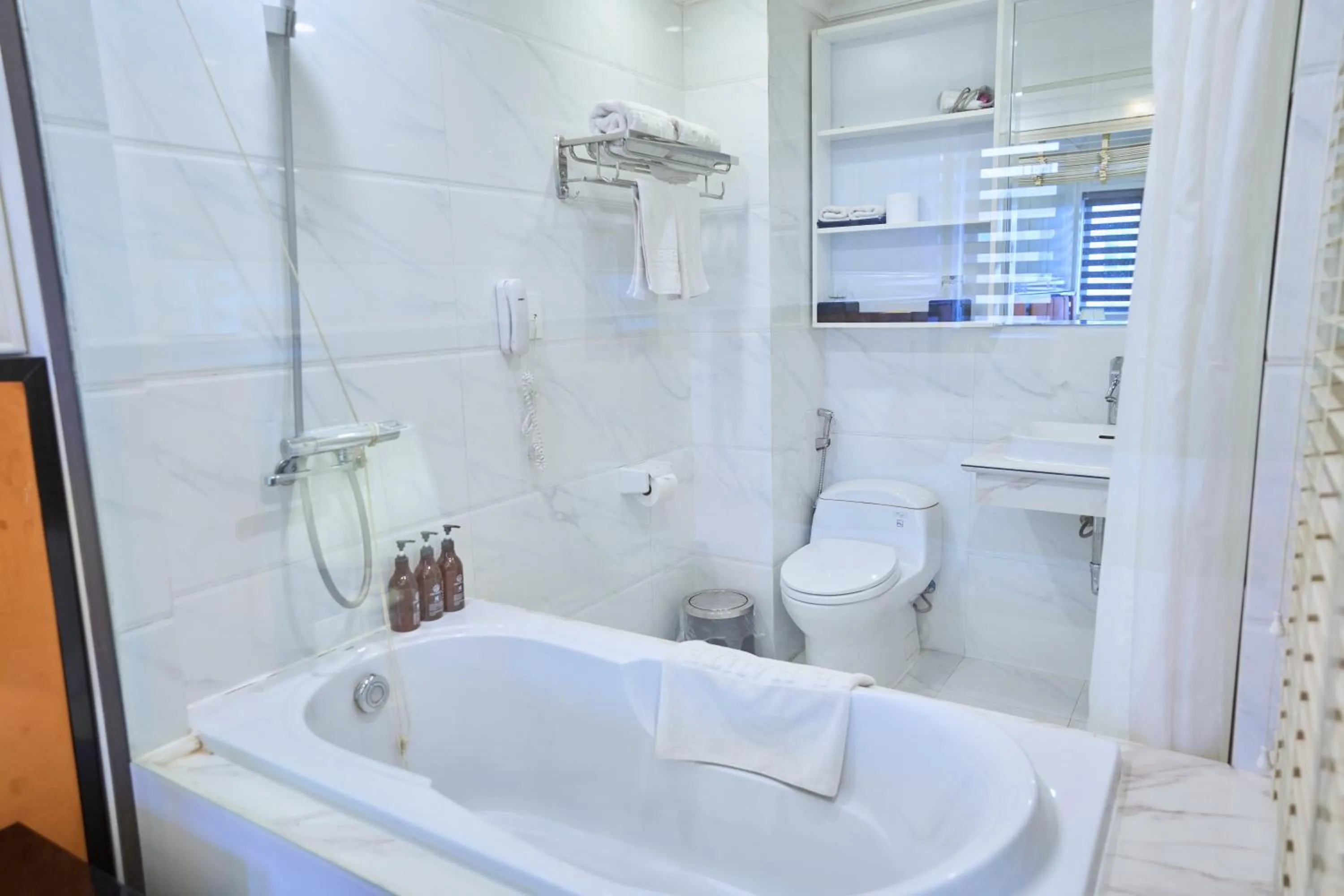 Toilet in Le Haute Hotel Hai Phong