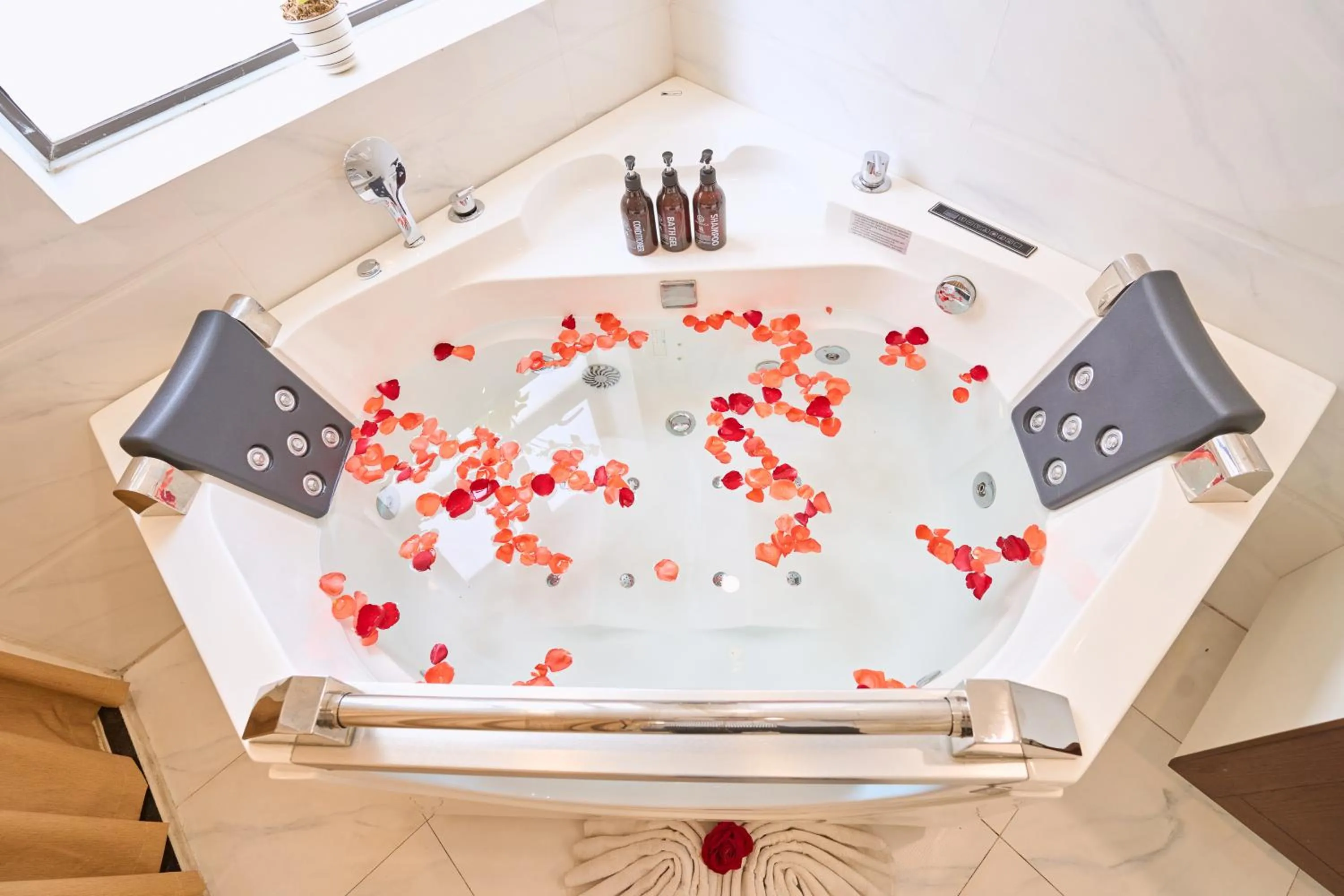 Bath in Le Haute Hotel Hai Phong