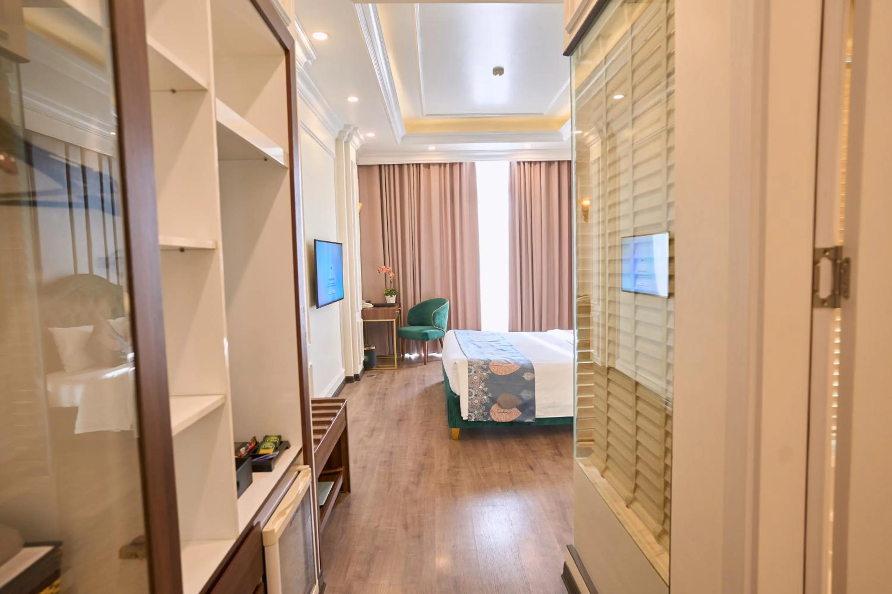wardrobe, Bed in Le Haute Hotel Hai Phong