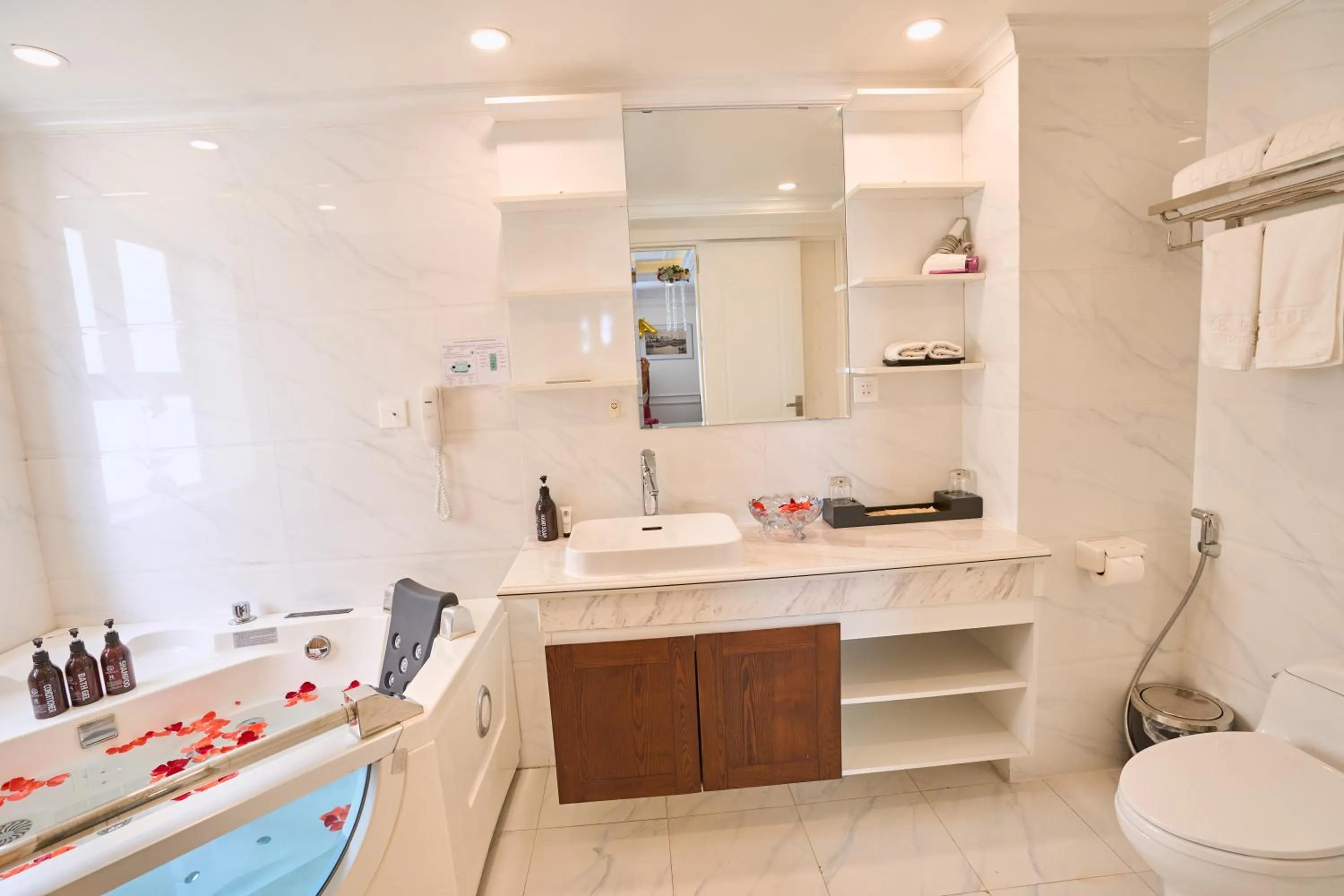 Toilet in Le Haute Hotel Hai Phong