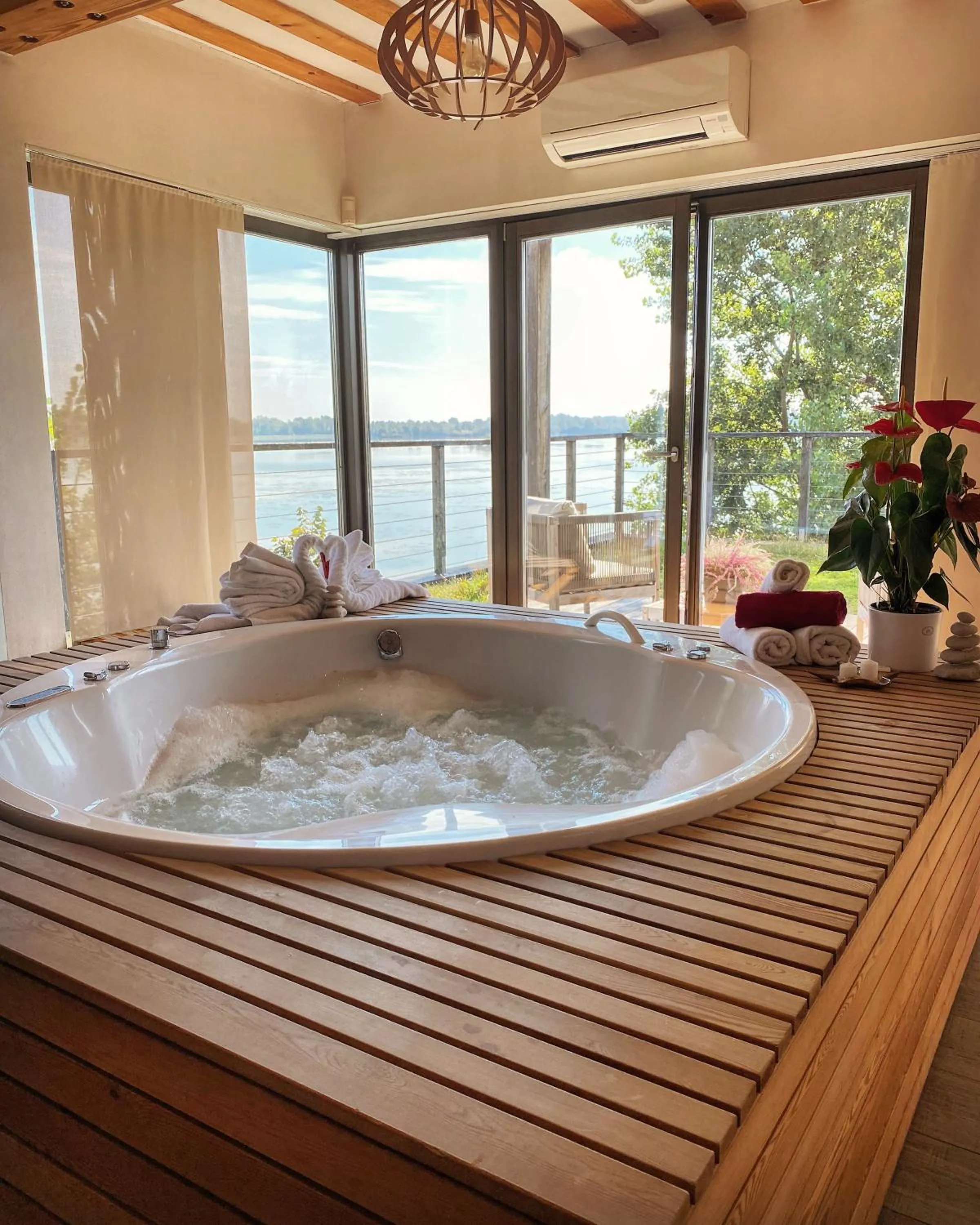 Hot Tub in Zagreb Camp Bungalows