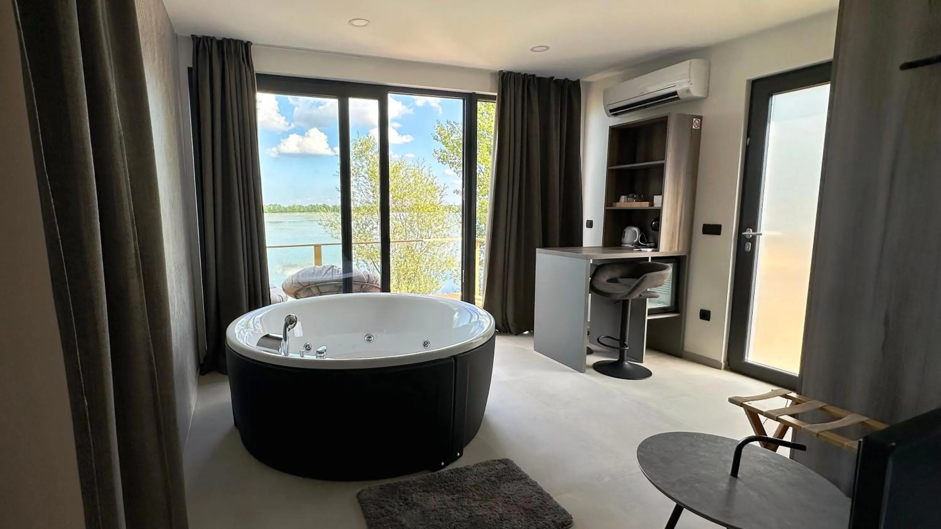 Hot Tub in Zagreb Camp Bungalows