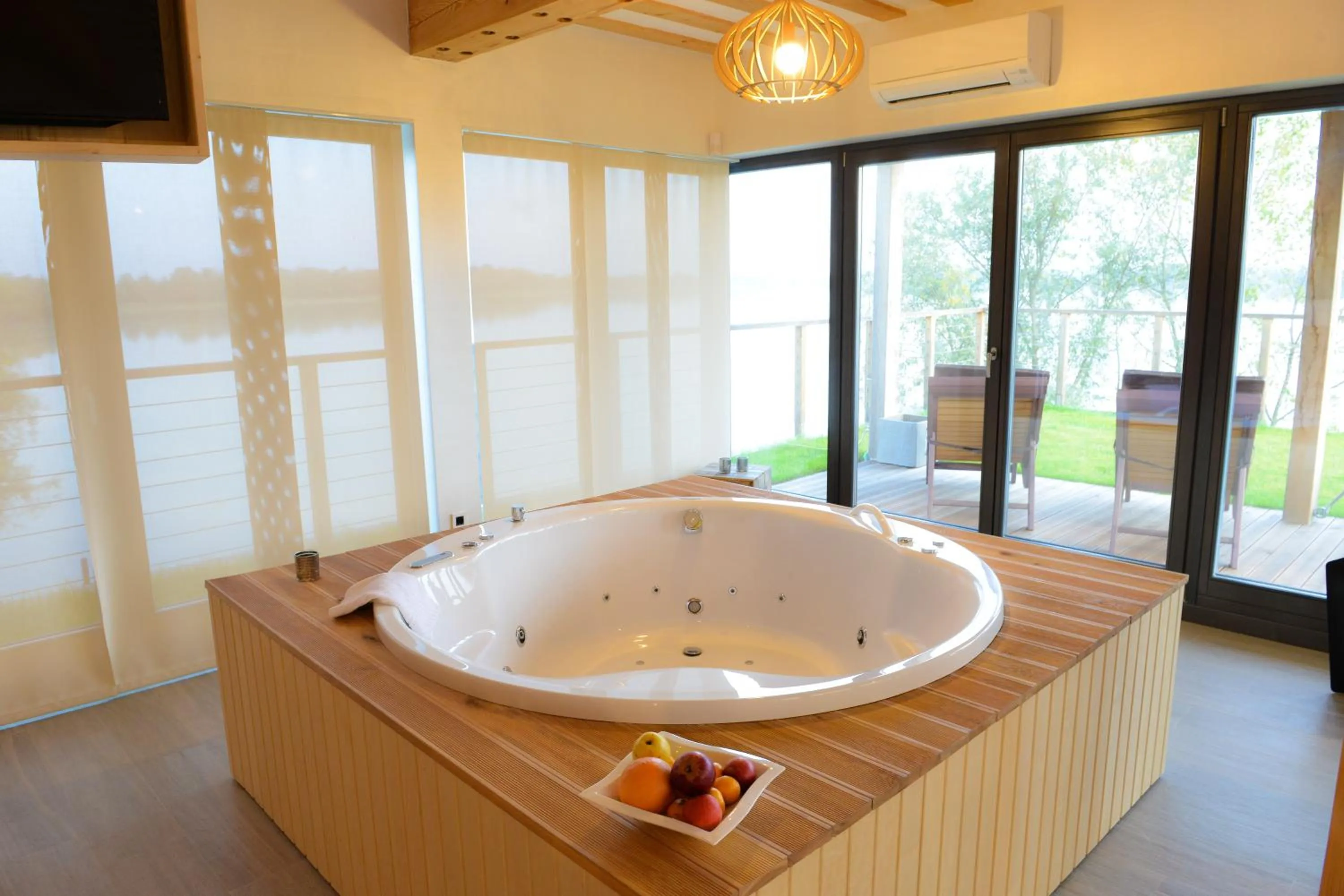 Hot Tub in Zagreb Camp Bungalows