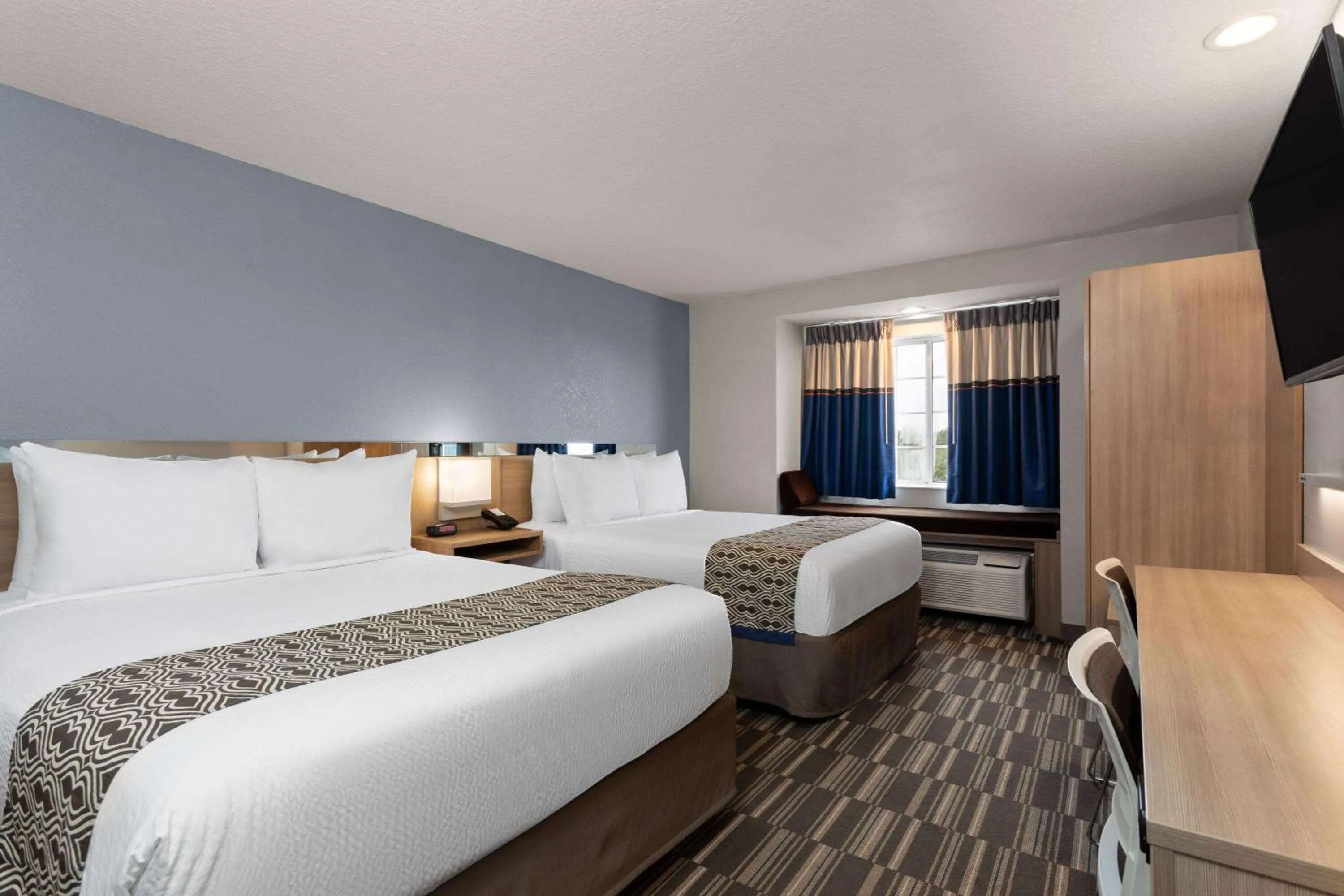 Photo of the whole room, Bed in Microtel Inn and Suites - Zephyrhills