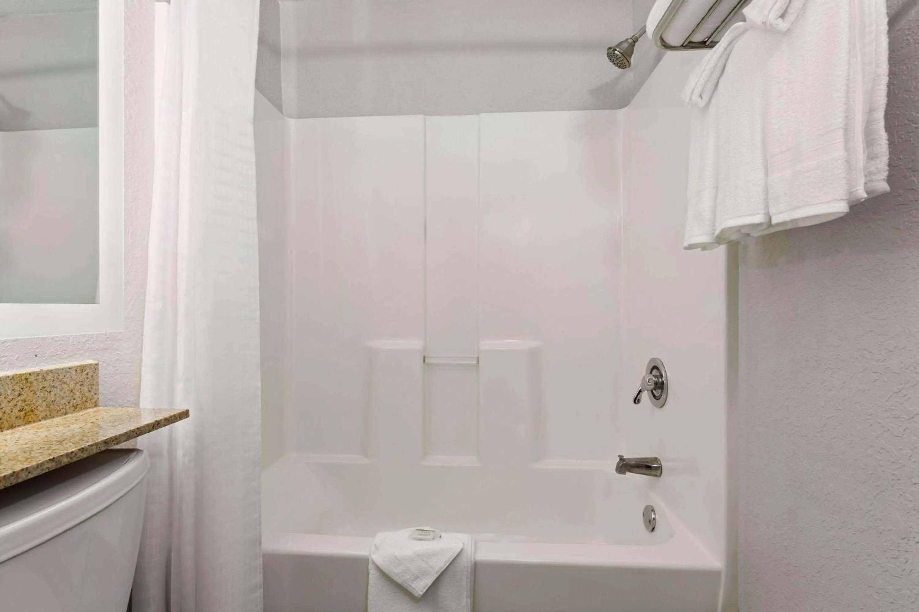 TV and multimedia in Microtel Inn and Suites - Zephyrhills