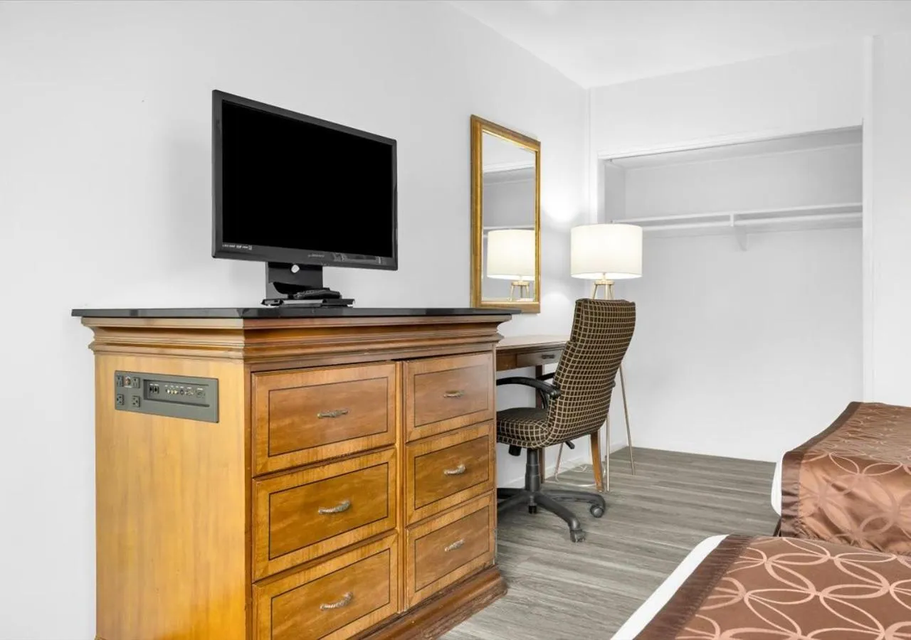 TV and multimedia, Bed in Motel 6 San Francisco, CA Great Highway