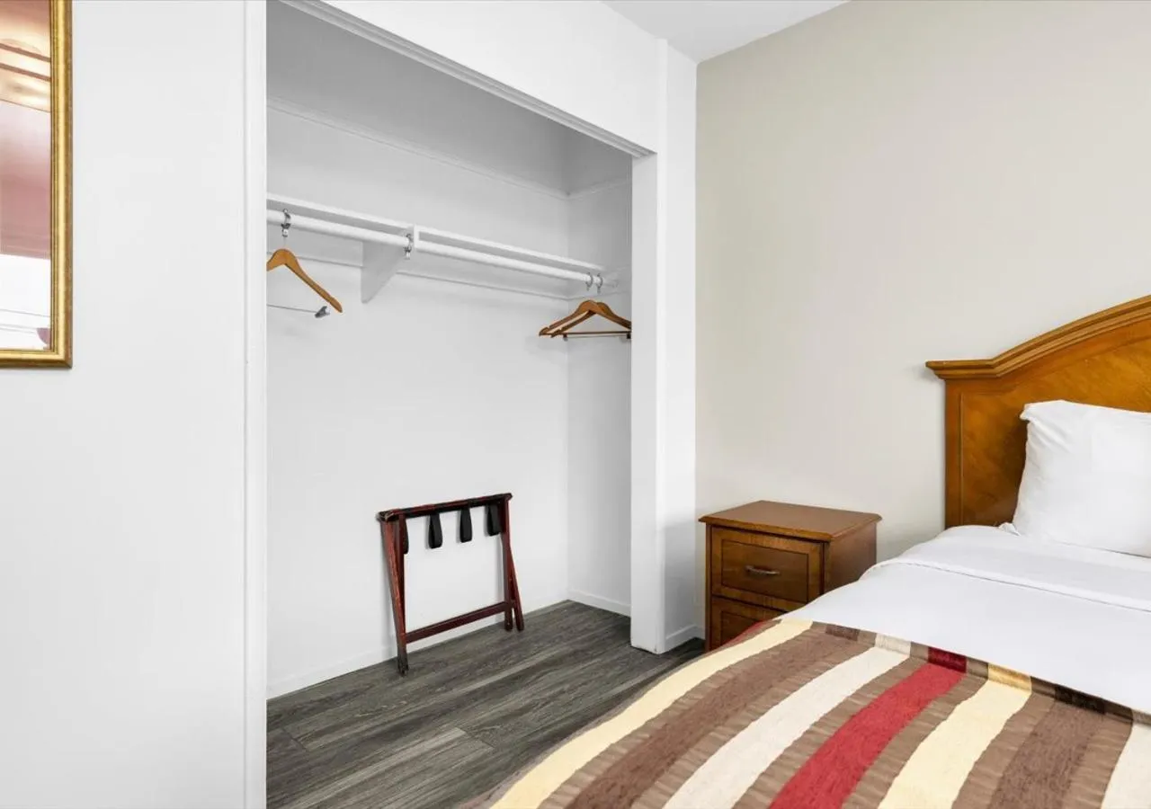 Bedroom, Bed in Motel 6 San Francisco, CA Great Highway