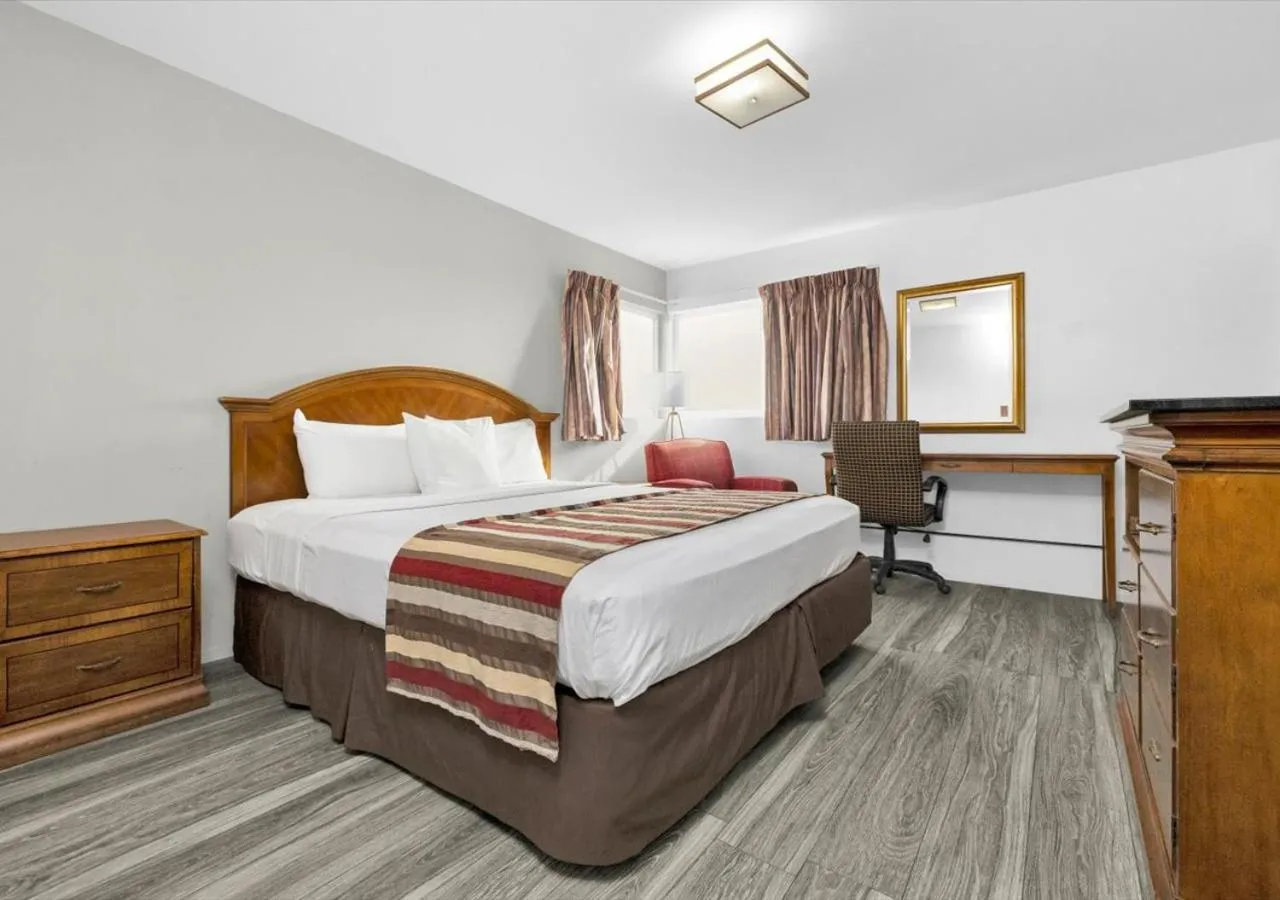 Bedroom, Bed in Motel 6 San Francisco, CA Great Highway