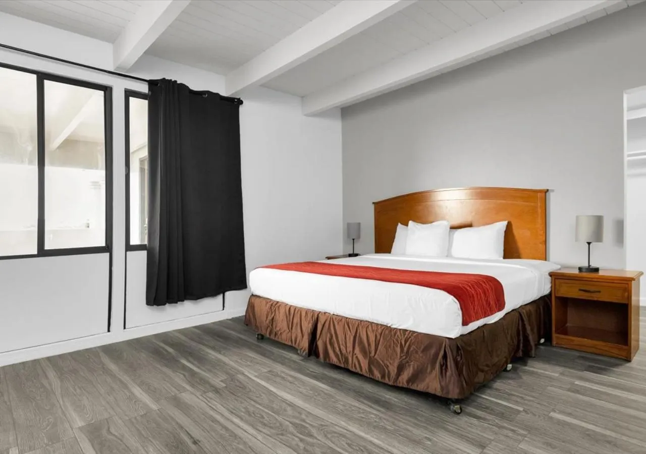 Photo of the whole room, Bed in Motel 6 San Francisco, CA Great Highway