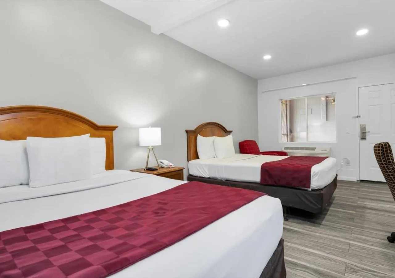 Bedroom, Bed in Motel 6 San Francisco, CA Great Highway