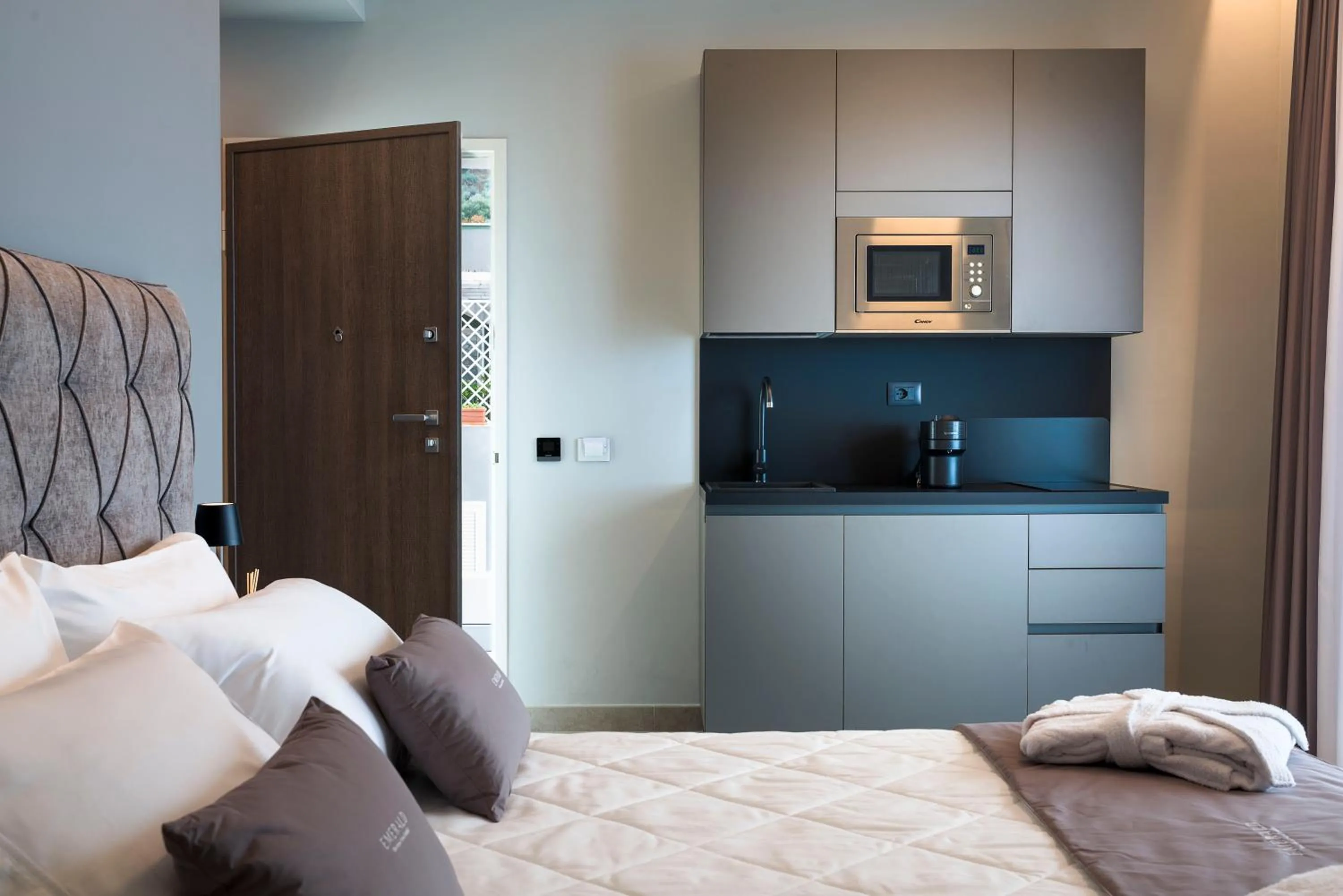 Kitchen or kitchenette, Bed in Emerald Hotel Residence Cefalù