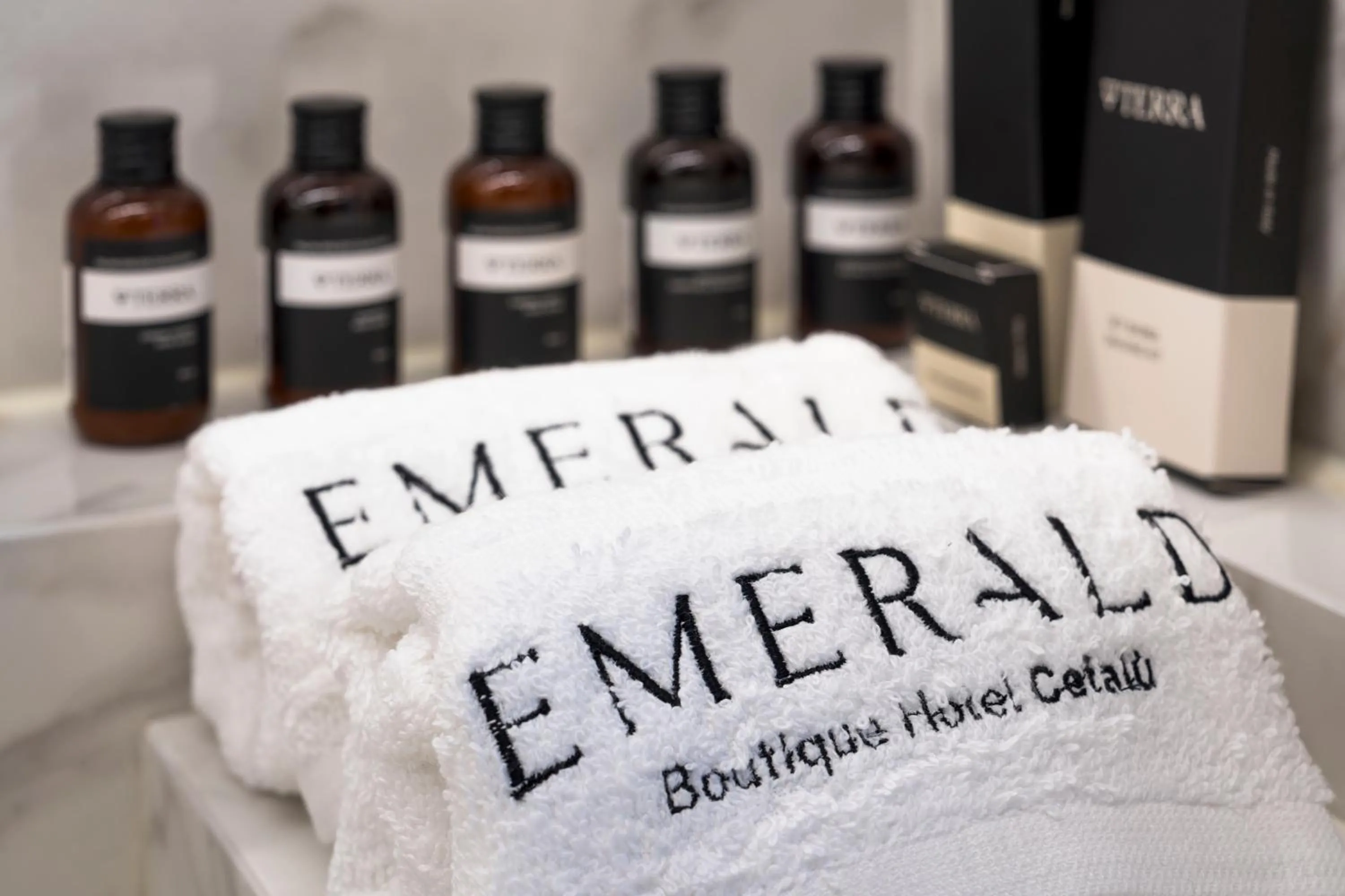 Text overlay in Emerald Hotel Residence Cefalù