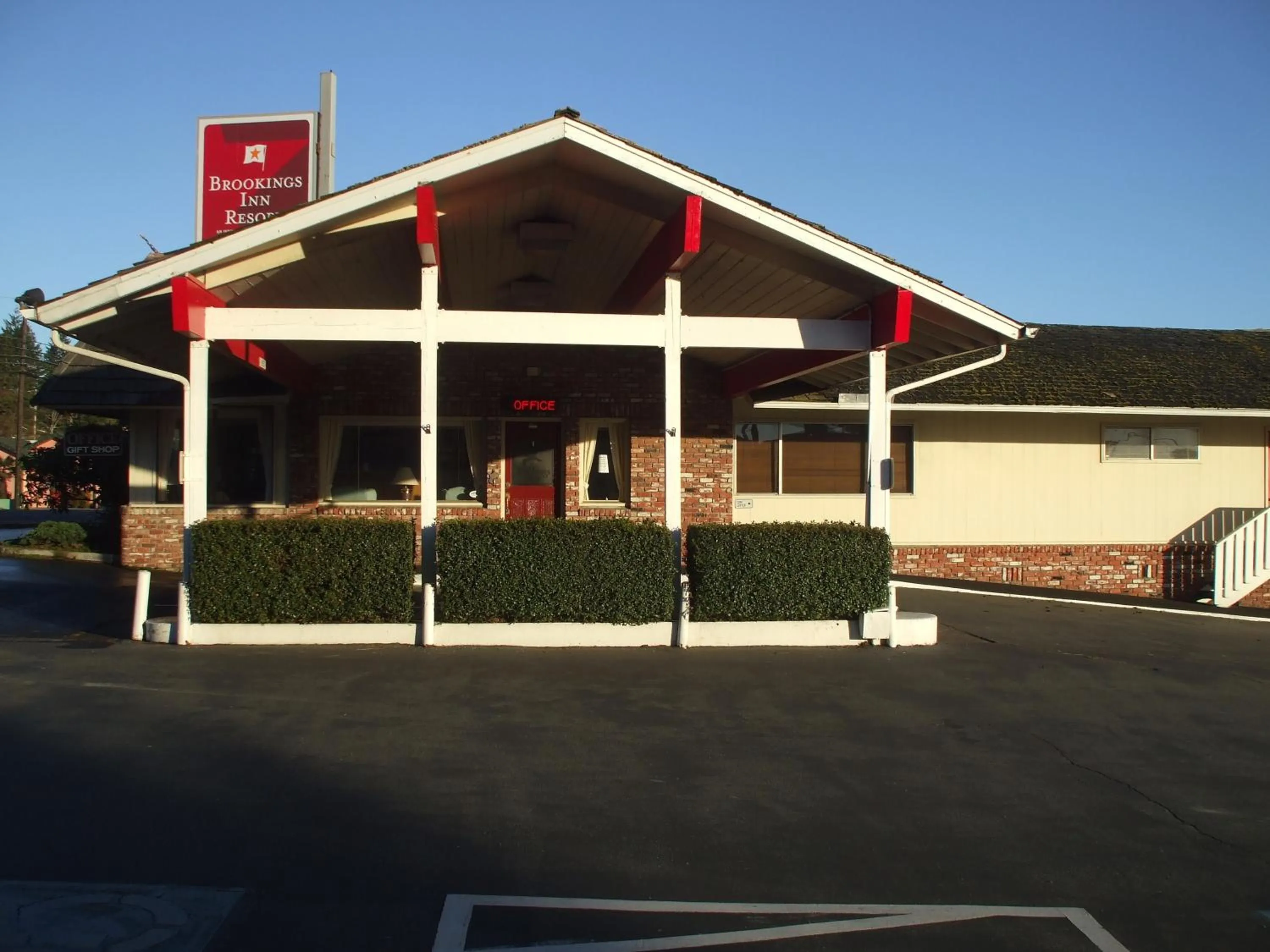 Facade/entrance in Brookings Inn Resort