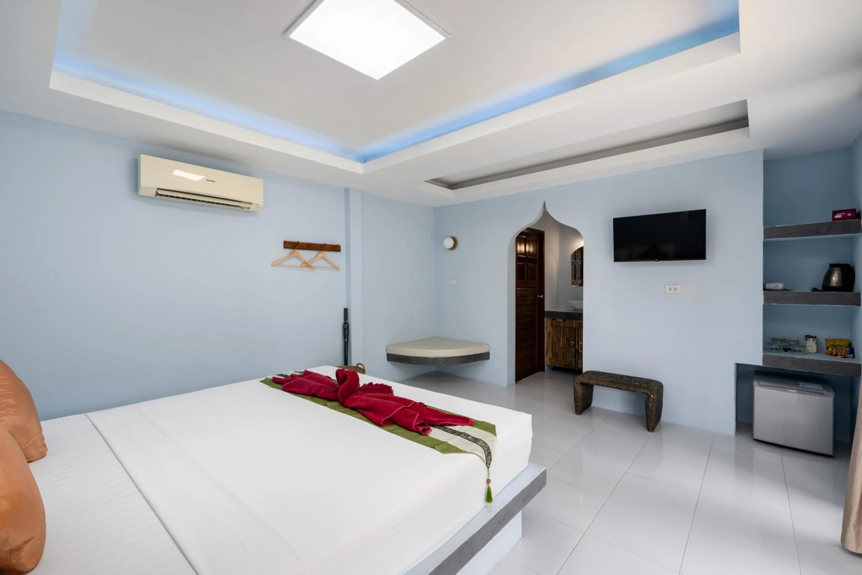 Communal lounge/ TV room, Bed in Avocado Koh Samui