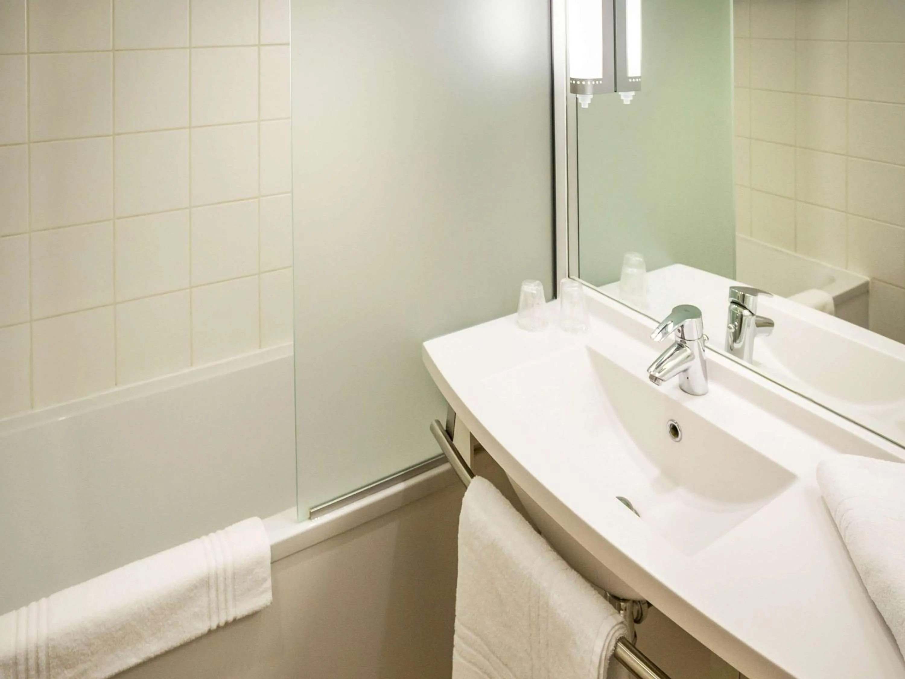 Photo of the whole room in ibis Perpignan Nord Rivesaltes