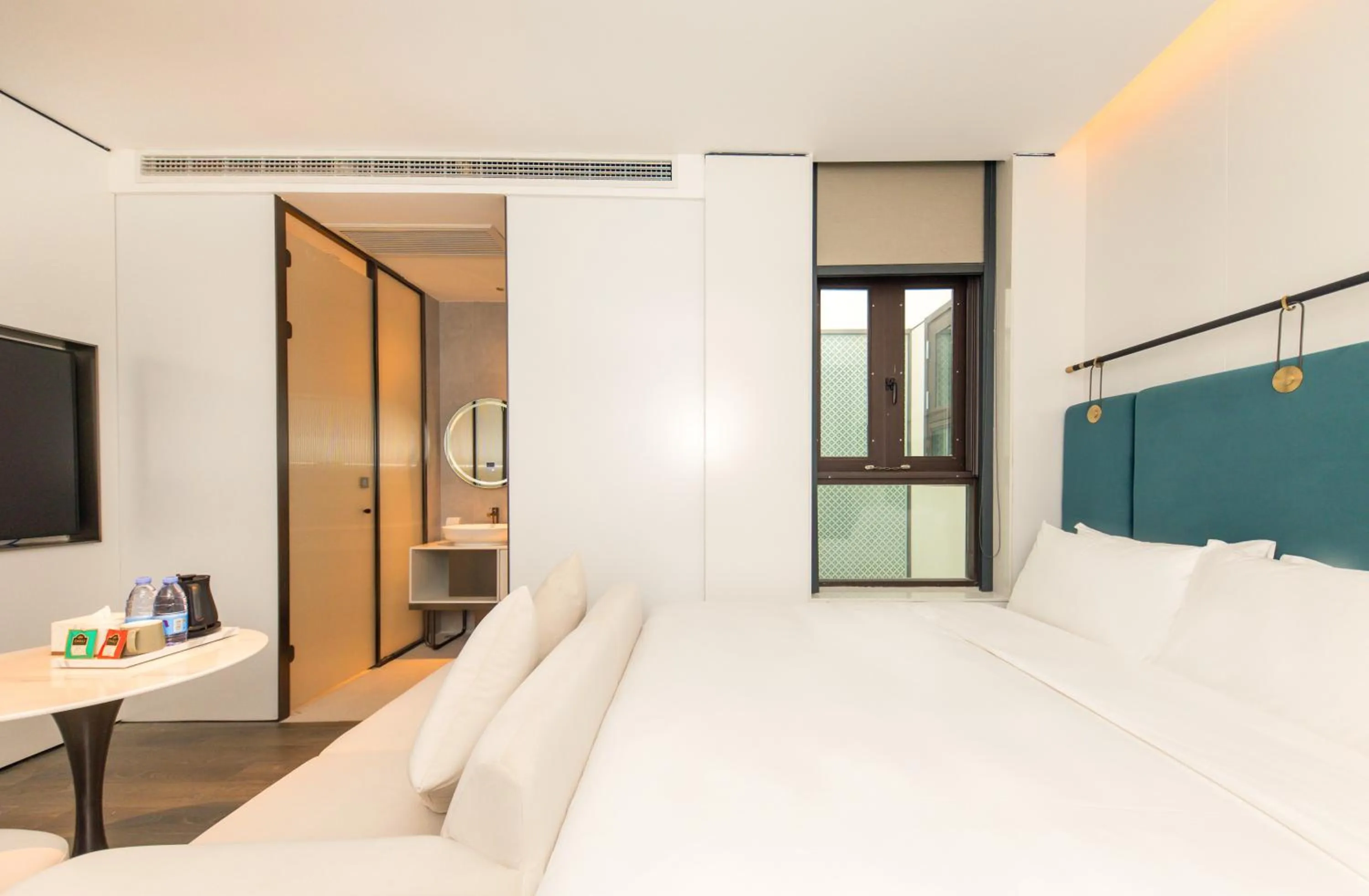 Photo of the whole room, Bed in Shanghai Autoongo Bund Hotel