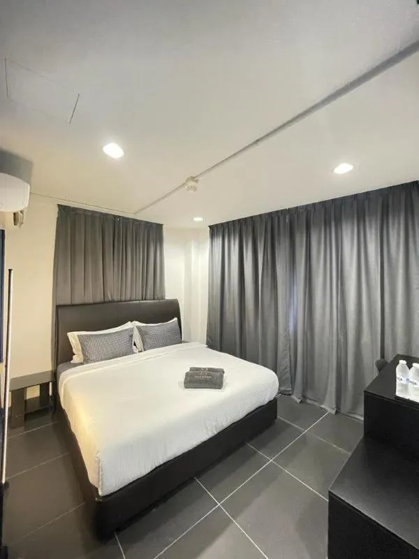 Bed in Halo Rooms Hotel