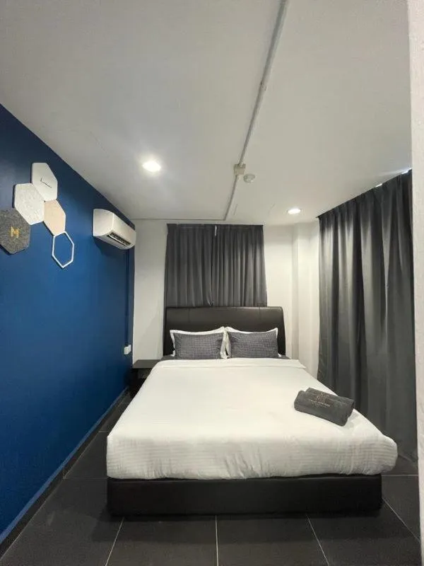 Bed in Halo Rooms Hotel