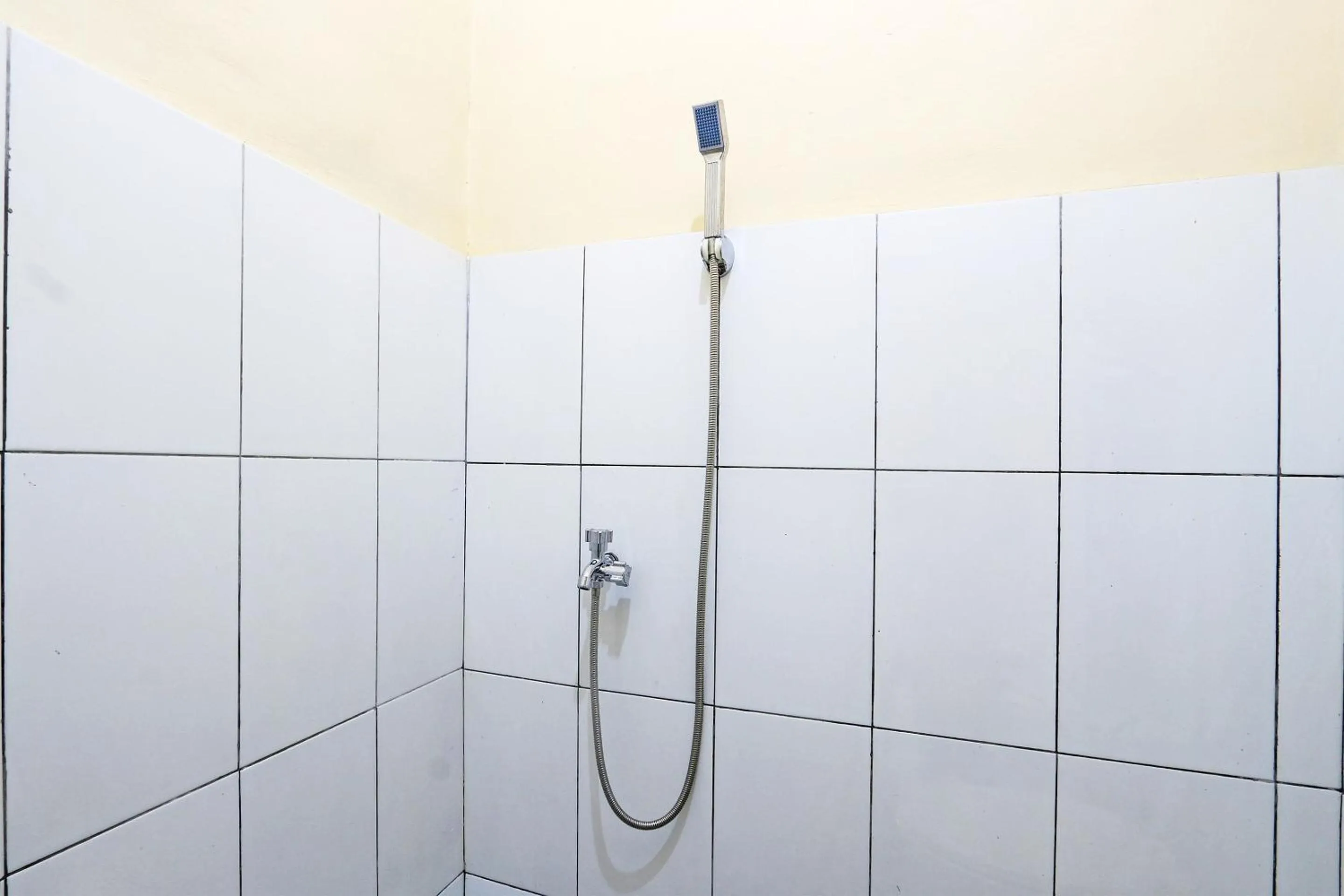 Bathroom in Hotel O Pondok Wisata Sri MulyoNearSultan Agung Stadium Bantul