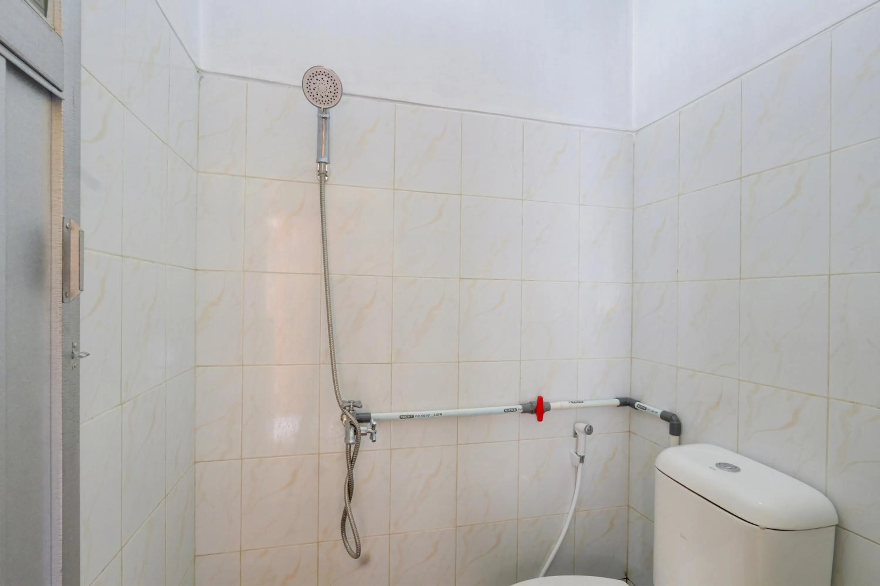 Bathroom in Hotel O Pondok Wisata Sekar KemuningNearWonogondang Camp ( Bumi Perkemahan Wonogondang )