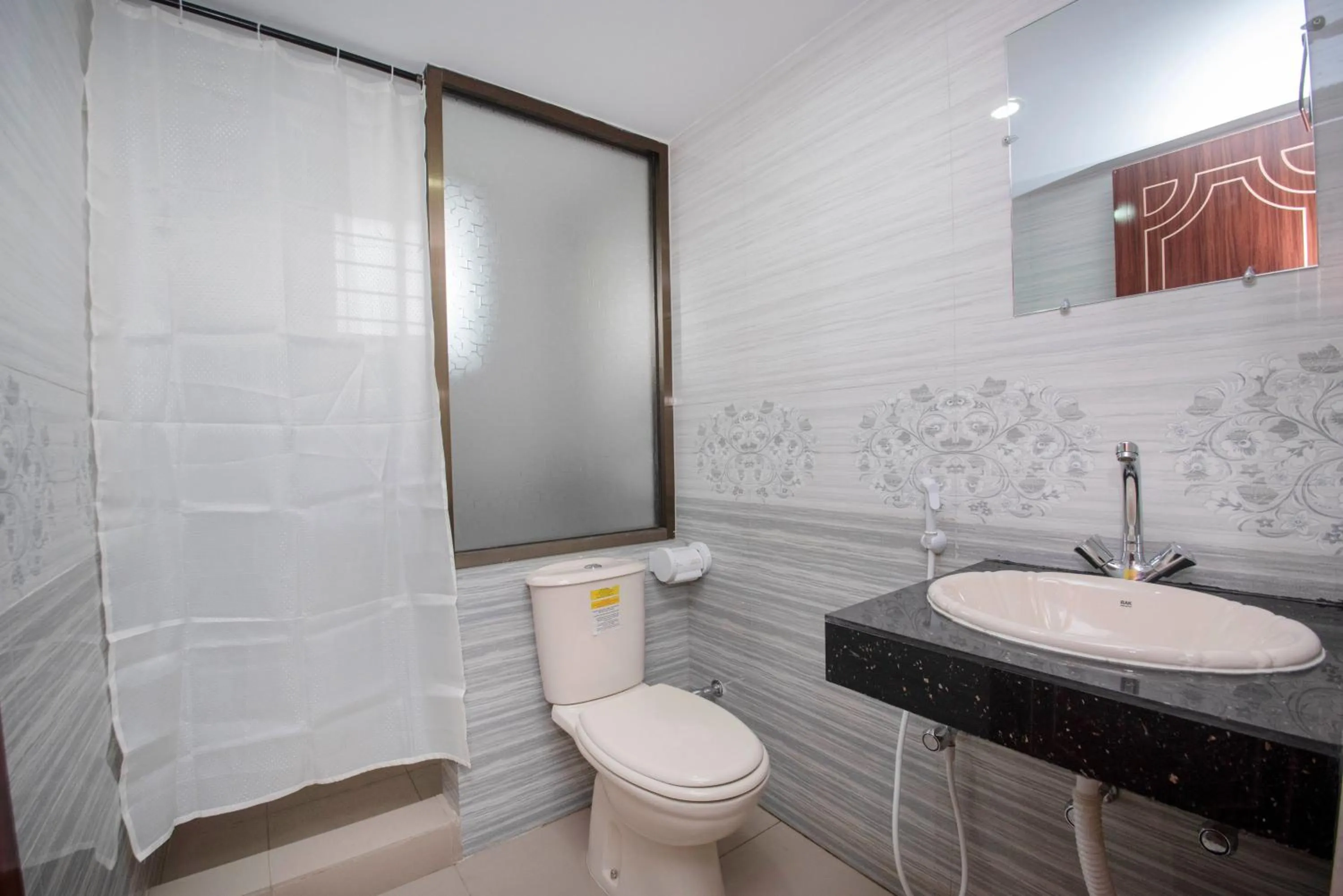 Toilet in Hotel Ali Plaza