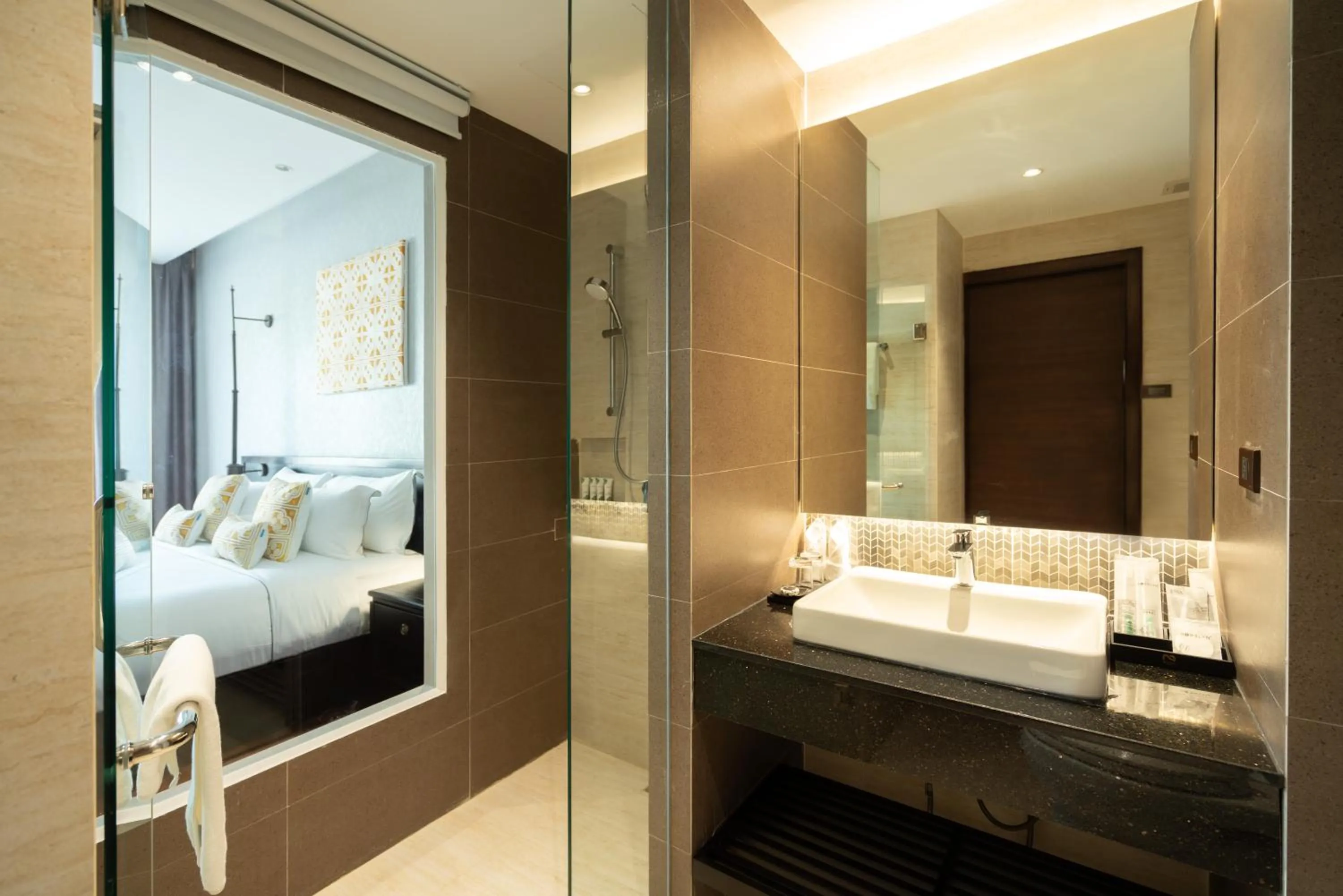 Bathroom, Bed in Mintra Hotel Vientiane