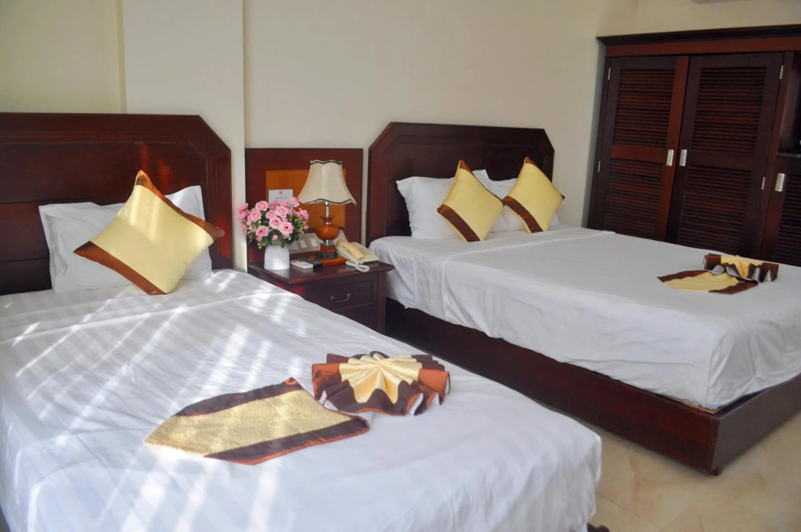 Property building, Bed in Hung Long Harbour Hotel