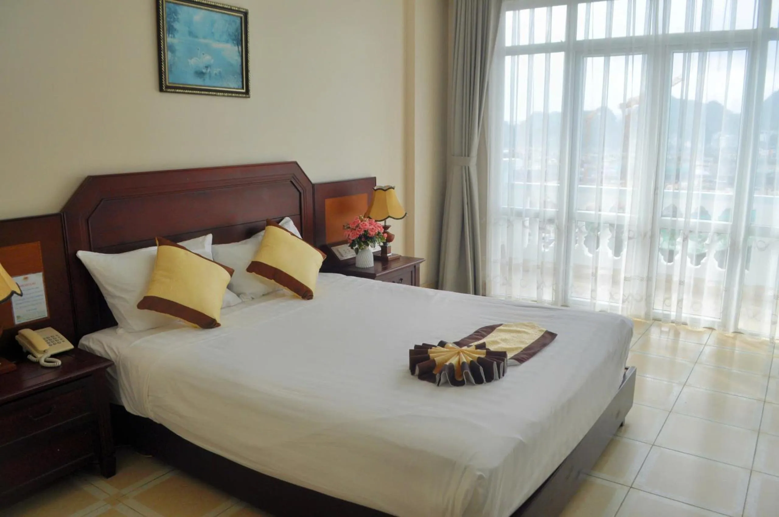 Property building, Bed in Hung Long Harbour Hotel