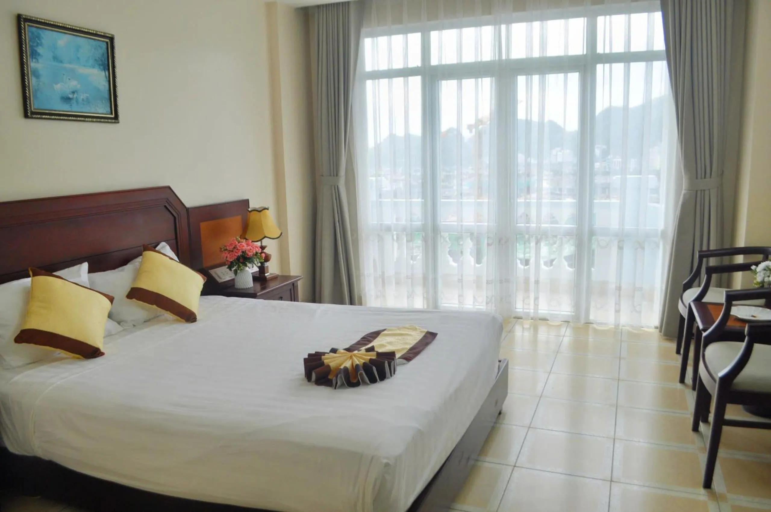 Property building, Bed in Hung Long Harbour Hotel