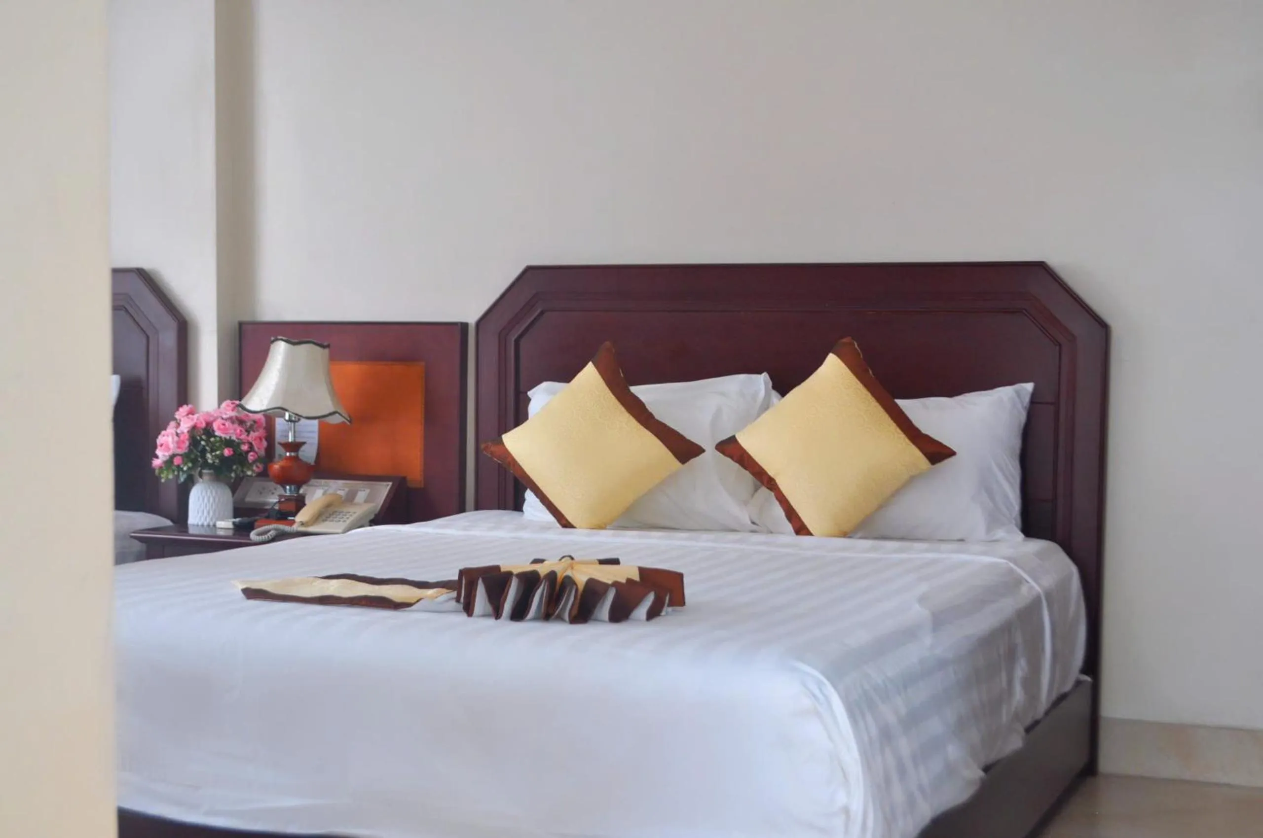 Property building, Bed in Hung Long Harbour Hotel