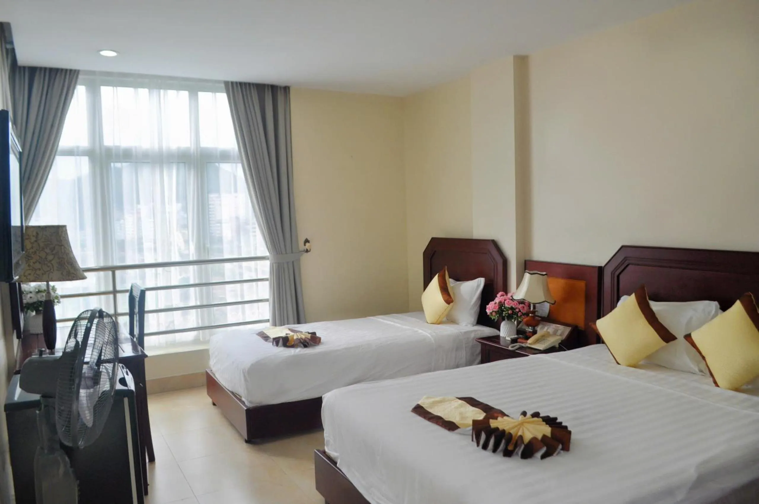 Property building, Bed in Hung Long Harbour Hotel
