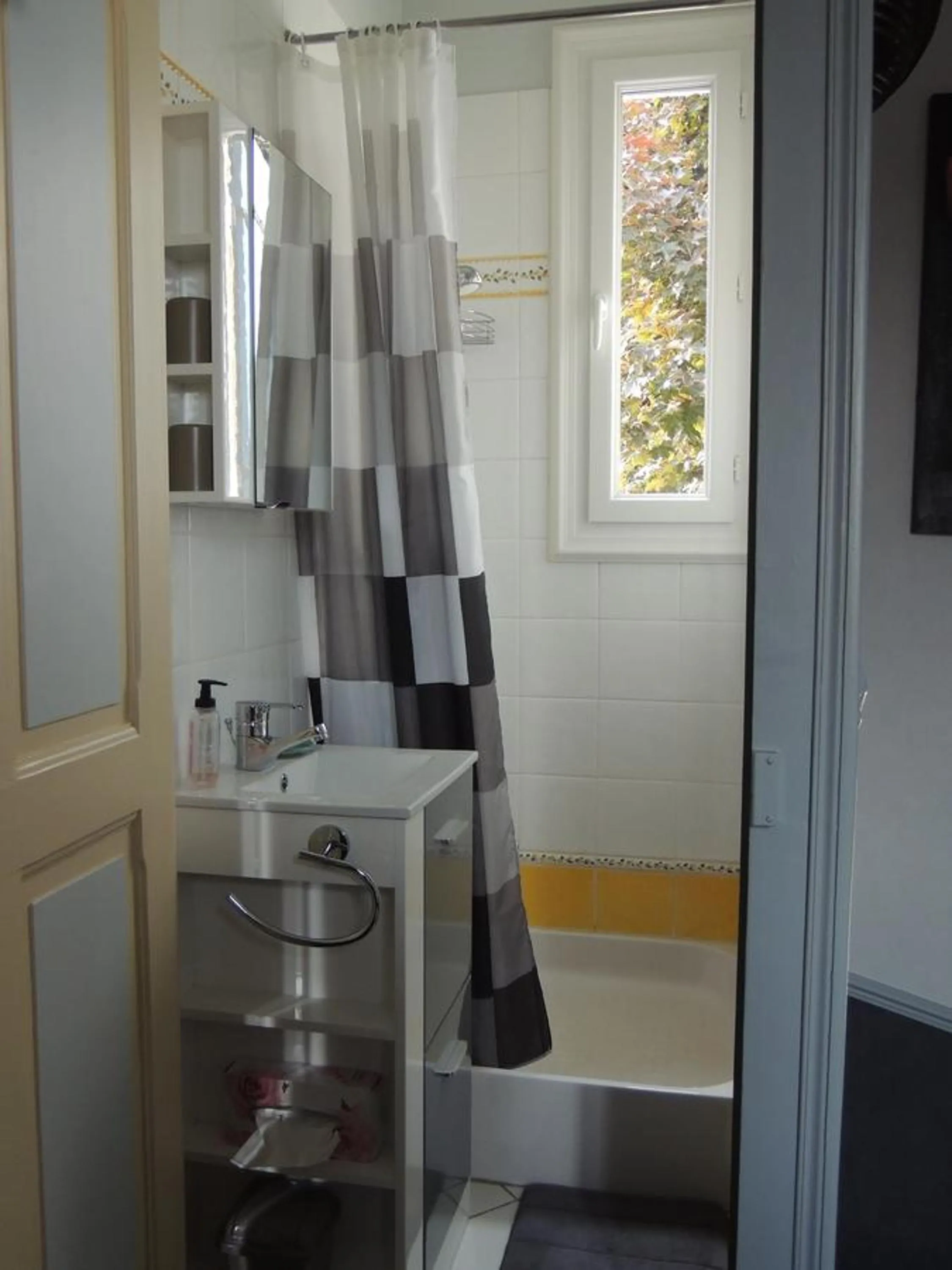 Shower in Loire, Châteaux, et Vignes